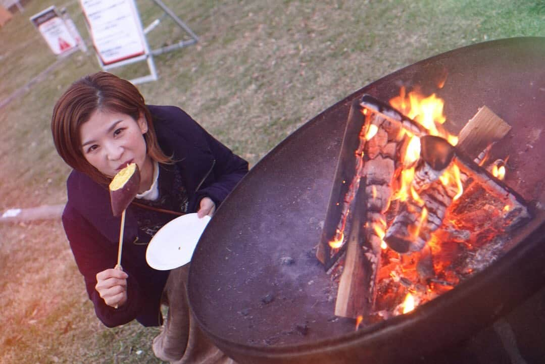 巴山萌菜さんのインスタグラム写真 - (巴山萌菜Instagram)「最近はよく食べます！笑  前にキャンプに行った時に、焚き火で焼き芋したら丸焦げになって、炭と化したサツマイモを割ってみると実は中がトロトロで美味しかった事件がありまして🍠🍂笑  いつかリベンジしたい！って思ってた矢先..焚き火クラブというイベントを見つけて、焚き火もまたしたかったから行ってみると、焼き芋が！🍠♡  リベンジするってやってみたけど、芋の種類なのか..記憶や思い出が美化されてたからなのか..丸焦げになった方が美味しかった🤭  でも、焼き芋は自分で炙ったり焼いた方が美味しいことは確か✨️  みんなのリベンジしたいことってあるー？👀✨  #焚き火  #焚き火クラブ #キャンプ  #焼き芋 #都会で焚き火」12月12日 20時25分 - mona_tomoyama