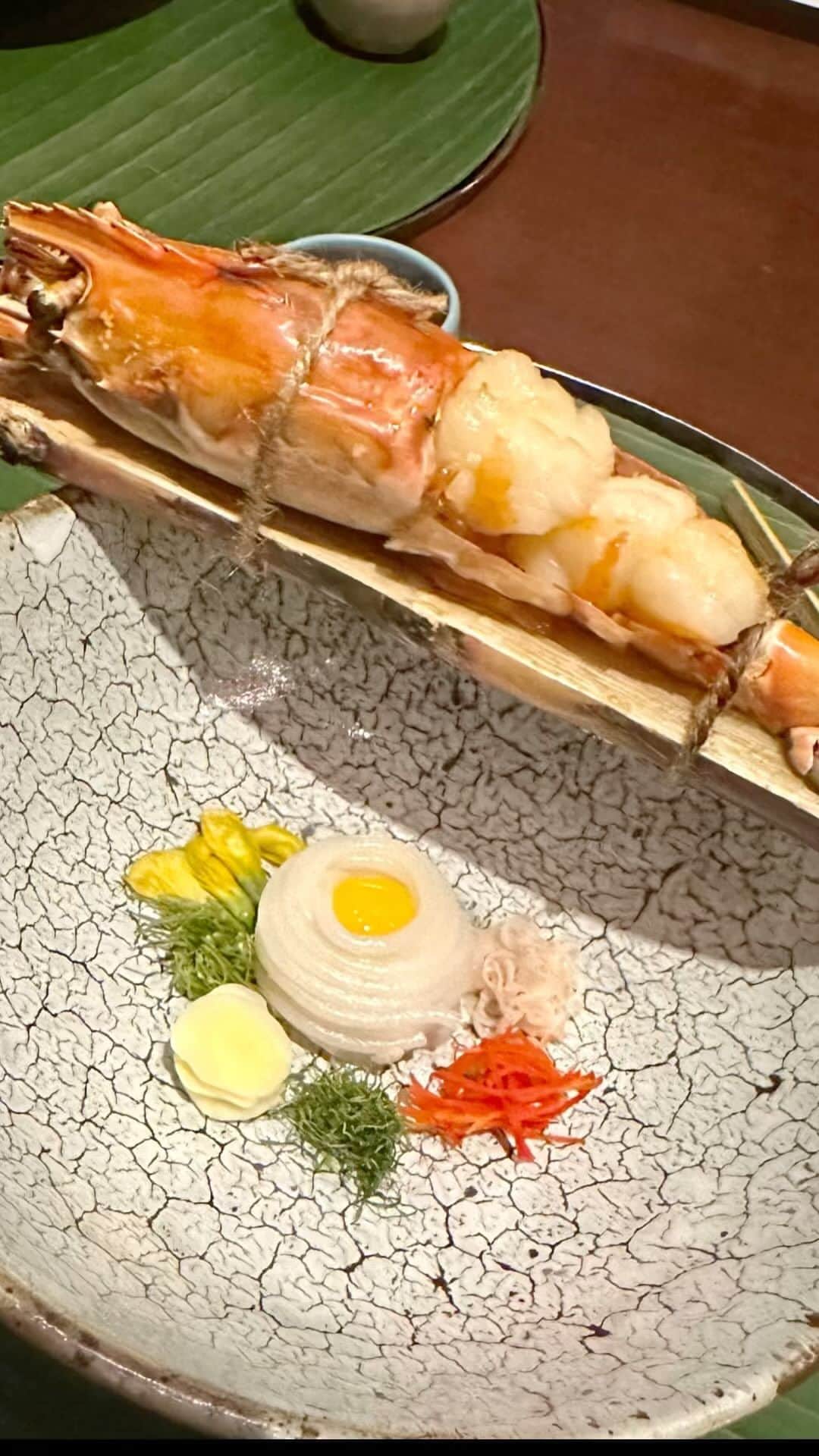 mori_no_tsukueのインスタグラム：「伝統と革新のタイ料理 Modern-Thai Cuisine “Saawaan”  located in the heart of Bangkok 【𝐅𝐄𝐑𝐌𝐄𝐍𝐓𝐄𝐃:発酵】 「当店の特別料理「タイ・プラ・ソング・クルエン」をご紹介します。 自家製ライスヌードルに、クリーミーなソースとSurat Thaniの川エビのスモーキーさの絶妙な組み合わせは、他では経験したことのない唯一無二の味です。」by Saawaan   2019年、オープンして1年もたたずにミシュランの 1 つ星獲得。Saawaan （サワン）のワインペアリングのコース　(@saawaanbkk) #modernthaicuisine  #Saawaan」
