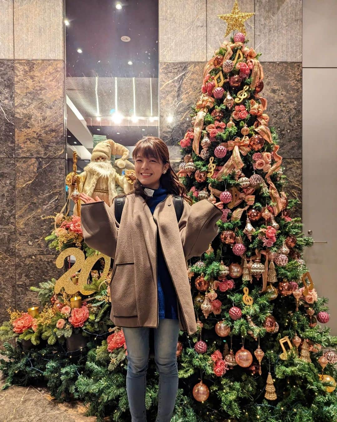 廣津留すみれさんのインスタグラム写真 - (廣津留すみれInstagram)「Found a cute Christmas tree at the concert hall lobby post-show 🥳💚  先月のハクジュホールでの本番で  ロビーに可愛いツリーがあったので終演後に🎄💓   本番は #誰も知らない名曲コンサート ということで  2年連続「カフカの断章」という超難曲でしたが  今年もソプラノ岩下晶子さんと頑張りました🙌🏻✨  #本番後につきメイク濃いめ #音符つきのツリー可愛かった🥹    みなさんクリスマス気分あげてますか？  うちはクリスマスソングかけっぱなしです🎅🎶      #concert #christmastree #winter #musicianlife #violinist #concerthall #tokyo」12月12日 20時31分 - sumire_vln