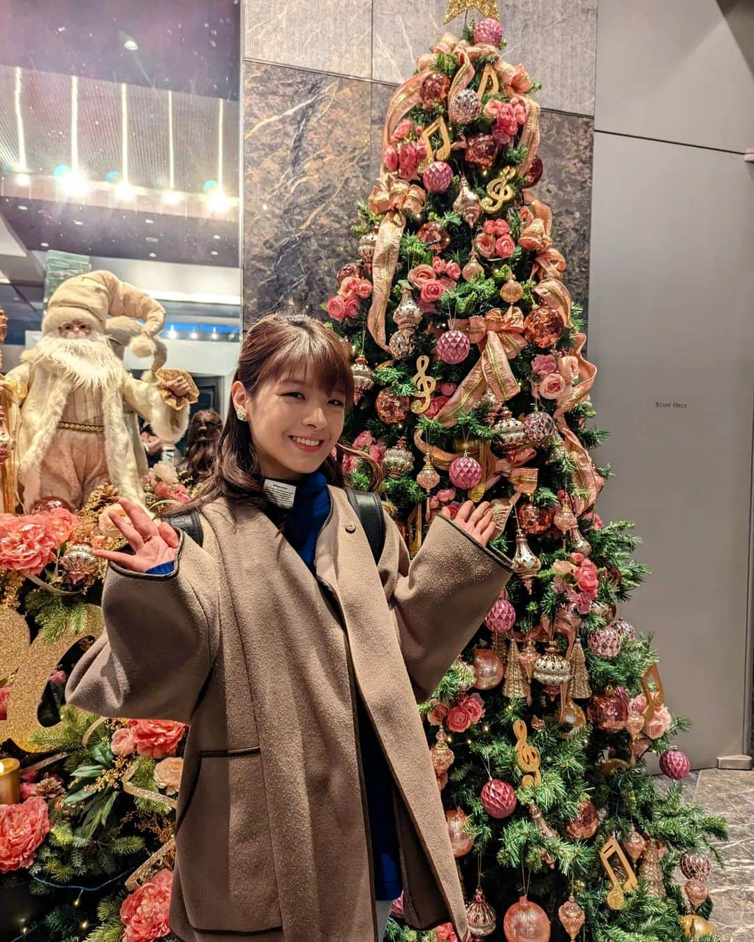 廣津留すみれさんのインスタグラム写真 - (廣津留すみれInstagram)「Found a cute Christmas tree at the concert hall lobby post-show 🥳💚  先月のハクジュホールでの本番で  ロビーに可愛いツリーがあったので終演後に🎄💓   本番は #誰も知らない名曲コンサート ということで  2年連続「カフカの断章」という超難曲でしたが  今年もソプラノ岩下晶子さんと頑張りました🙌🏻✨  #本番後につきメイク濃いめ #音符つきのツリー可愛かった🥹    みなさんクリスマス気分あげてますか？  うちはクリスマスソングかけっぱなしです🎅🎶      #concert #christmastree #winter #musicianlife #violinist #concerthall #tokyo」12月12日 20時31分 - sumire_vln