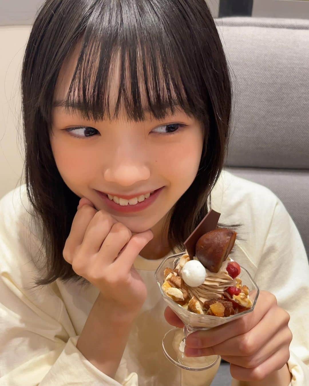 山﨑愛生さんのインスタグラム写真 - (山﨑愛生Instagram)「. お母さんと キハチカフェのアフタヌーンティーに行きました🫖  季節限定の栗のアフタヌーンティーです🌰  📷 ♡全部とっても美味しかった😋 ♡お気に入りは胡麻のクッキー🍪  #キハチカフェ #アフタヌーンティー  #栗 #季節限定  #モーニング娘 #モーニング娘23  #morningmusume23  #山﨑愛生 #パンダさんパワー」12月12日 20時31分 - mei_yamazaki.official