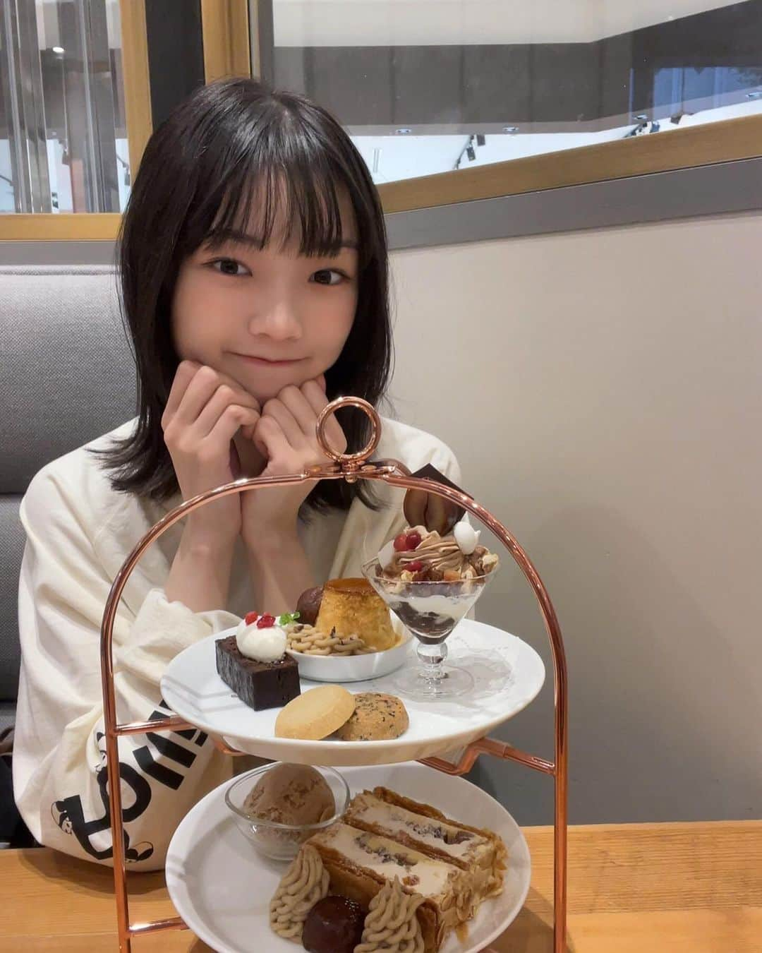 山﨑愛生さんのインスタグラム写真 - (山﨑愛生Instagram)「. お母さんと キハチカフェのアフタヌーンティーに行きました🫖  季節限定の栗のアフタヌーンティーです🌰  📷 ♡全部とっても美味しかった😋 ♡お気に入りは胡麻のクッキー🍪  #キハチカフェ #アフタヌーンティー  #栗 #季節限定  #モーニング娘 #モーニング娘23  #morningmusume23  #山﨑愛生 #パンダさんパワー」12月12日 20時31分 - mei_yamazaki.official