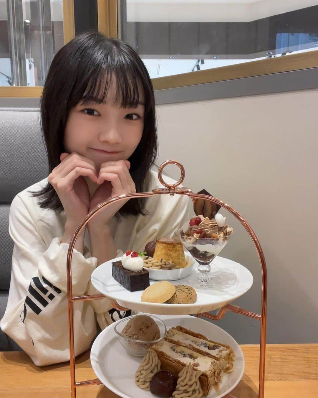 山﨑愛生のインスタグラム：「. お母さんと キハチカフェのアフタヌーンティーに行きました🫖  季節限定の栗のアフタヌーンティーです🌰  📷 ♡全部とっても美味しかった😋 ♡お気に入りは胡麻のクッキー🍪  #キハチカフェ #アフタヌーンティー  #栗 #季節限定  #モーニング娘 #モーニング娘23  #morningmusume23  #山﨑愛生 #パンダさんパワー」