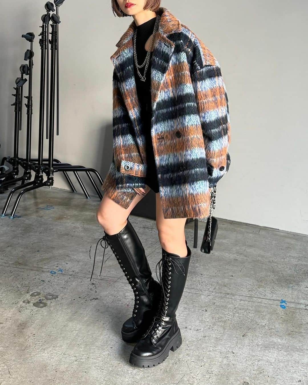 ページボーイさんのインスタグラム写真 - (ページボーイInstagram)「【 RECOMMEND ITEM 】  〈 シャギーブレザーコート 〉 ¥16,500(tax in)ㅤ black,greencheck,navy check/3color  ──────────────────ㅤ  今期トレンドのブレザーコートに 【チェック柄】×【シャギー】×【アンティークボタン】がポイントの 周りと差のつく冬の大本命アウター。  毛足が長めのシャギー素材に、 大きめチェック柄を合わせたモードなデザインに。 ブレザーコートらしいアンティークボタンを用いて アクセントになるよう仕上げました。  ネイビーチェックとグリーンチェックの2色と 合わせやすい無地ブラックの3色展開。 特にブラックはゴールドボタンが際立ち、よりモードな印象に。  程よく肩落ちのシルエットなので トップスのインは厚地のニットやスウェットで合わせてもごわつかずに着用可能。 ミドル丈のアウターなので どんなボトムとも相性抜群。  #シャギーブレザーコート_pb ㅤ #24SS_PAGEBOYㅤ #PAGEBOY #ページボーイ #モード系 #モード系ファッション #アウターコーデ #アウター #冬アウター #ミドル丈コート #ミドル丈 #チェック柄コーデ #チェック柄 #チェック柄アウター #チェックコート #シャギー #シャギーコート #ブレザー #ブレザーコート」12月12日 20時34分 - pageboy_pr