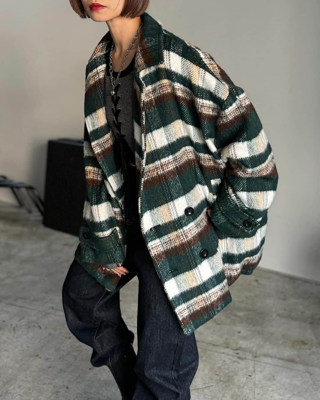 ページボーイさんのインスタグラム写真 - (ページボーイInstagram)「【 RECOMMEND ITEM 】  〈 シャギーブレザーコート 〉 ¥16,500(tax in)ㅤ black,greencheck,navy check/3color  ──────────────────ㅤ  今期トレンドのブレザーコートに 【チェック柄】×【シャギー】×【アンティークボタン】がポイントの 周りと差のつく冬の大本命アウター。  毛足が長めのシャギー素材に、 大きめチェック柄を合わせたモードなデザインに。 ブレザーコートらしいアンティークボタンを用いて アクセントになるよう仕上げました。  ネイビーチェックとグリーンチェックの2色と 合わせやすい無地ブラックの3色展開。 特にブラックはゴールドボタンが際立ち、よりモードな印象に。  程よく肩落ちのシルエットなので トップスのインは厚地のニットやスウェットで合わせてもごわつかずに着用可能。 ミドル丈のアウターなので どんなボトムとも相性抜群。  #シャギーブレザーコート_pb ㅤ #24SS_PAGEBOYㅤ #PAGEBOY #ページボーイ #モード系 #モード系ファッション #アウターコーデ #アウター #冬アウター #ミドル丈コート #ミドル丈 #チェック柄コーデ #チェック柄 #チェック柄アウター #チェックコート #シャギー #シャギーコート #ブレザー #ブレザーコート」12月12日 20時34分 - pageboy_pr