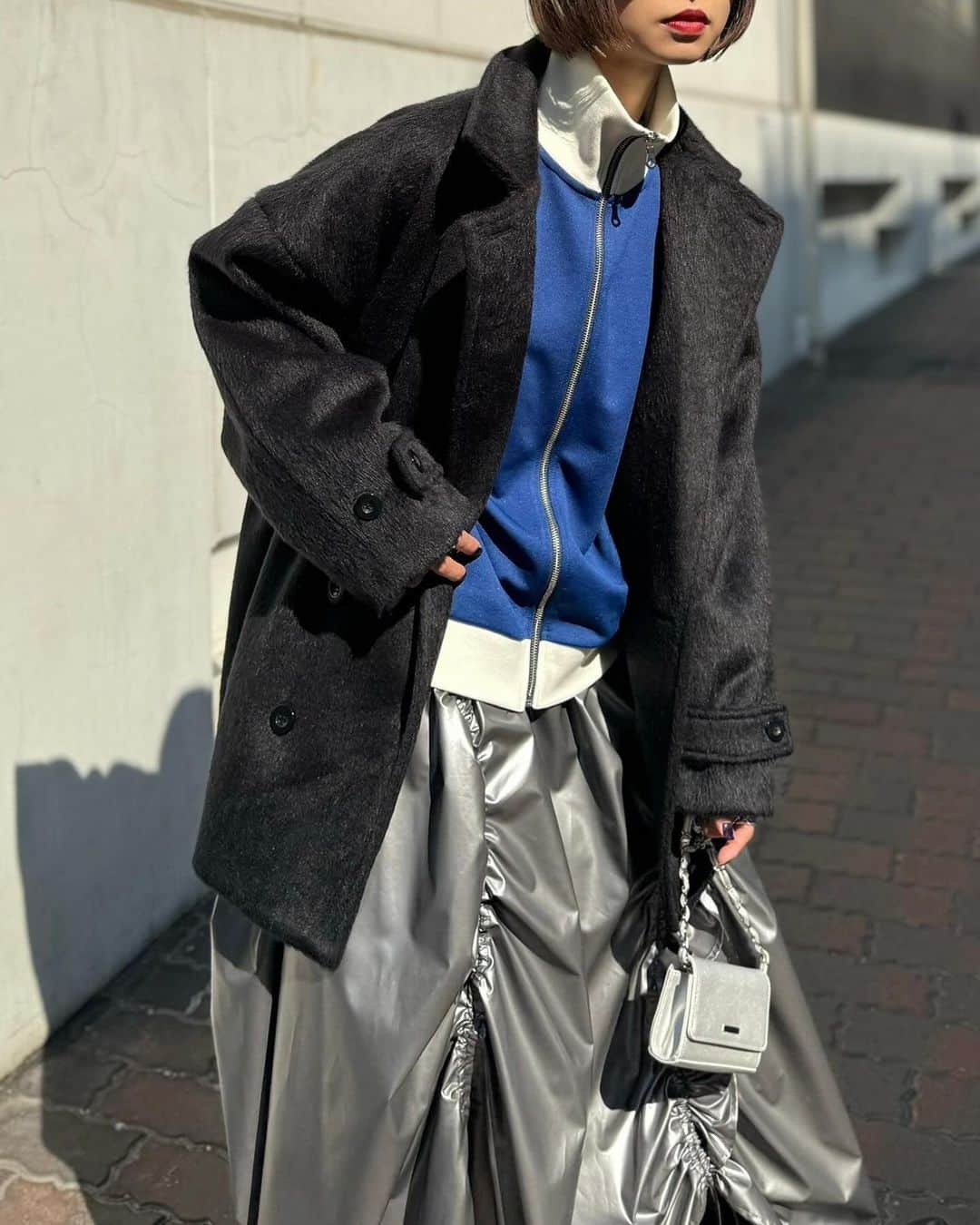 ページボーイさんのインスタグラム写真 - (ページボーイInstagram)「【 RECOMMEND ITEM 】  〈 シャギーブレザーコート 〉 ¥16,500(tax in)ㅤ black,greencheck,navy check/3color  ──────────────────ㅤ  今期トレンドのブレザーコートに 【チェック柄】×【シャギー】×【アンティークボタン】がポイントの 周りと差のつく冬の大本命アウター。  毛足が長めのシャギー素材に、 大きめチェック柄を合わせたモードなデザインに。 ブレザーコートらしいアンティークボタンを用いて アクセントになるよう仕上げました。  ネイビーチェックとグリーンチェックの2色と 合わせやすい無地ブラックの3色展開。 特にブラックはゴールドボタンが際立ち、よりモードな印象に。  程よく肩落ちのシルエットなので トップスのインは厚地のニットやスウェットで合わせてもごわつかずに着用可能。 ミドル丈のアウターなので どんなボトムとも相性抜群。  #シャギーブレザーコート_pb ㅤ #24SS_PAGEBOYㅤ #PAGEBOY #ページボーイ #モード系 #モード系ファッション #アウターコーデ #アウター #冬アウター #ミドル丈コート #ミドル丈 #チェック柄コーデ #チェック柄 #チェック柄アウター #チェックコート #シャギー #シャギーコート #ブレザー #ブレザーコート」12月12日 20時34分 - pageboy_pr