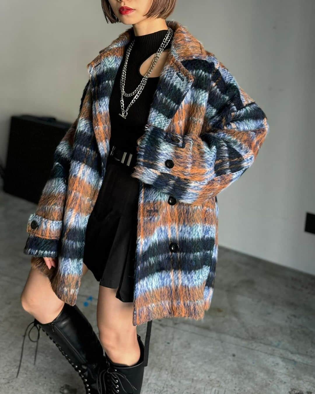 ページボーイさんのインスタグラム写真 - (ページボーイInstagram)「【 RECOMMEND ITEM 】  〈 シャギーブレザーコート 〉 ¥16,500(tax in)ㅤ black,greencheck,navy check/3color  ──────────────────ㅤ  今期トレンドのブレザーコートに 【チェック柄】×【シャギー】×【アンティークボタン】がポイントの 周りと差のつく冬の大本命アウター。  毛足が長めのシャギー素材に、 大きめチェック柄を合わせたモードなデザインに。 ブレザーコートらしいアンティークボタンを用いて アクセントになるよう仕上げました。  ネイビーチェックとグリーンチェックの2色と 合わせやすい無地ブラックの3色展開。 特にブラックはゴールドボタンが際立ち、よりモードな印象に。  程よく肩落ちのシルエットなので トップスのインは厚地のニットやスウェットで合わせてもごわつかずに着用可能。 ミドル丈のアウターなので どんなボトムとも相性抜群。  #シャギーブレザーコート_pb ㅤ #24SS_PAGEBOYㅤ #PAGEBOY #ページボーイ #モード系 #モード系ファッション #アウターコーデ #アウター #冬アウター #ミドル丈コート #ミドル丈 #チェック柄コーデ #チェック柄 #チェック柄アウター #チェックコート #シャギー #シャギーコート #ブレザー #ブレザーコート」12月12日 20時34分 - pageboy_pr