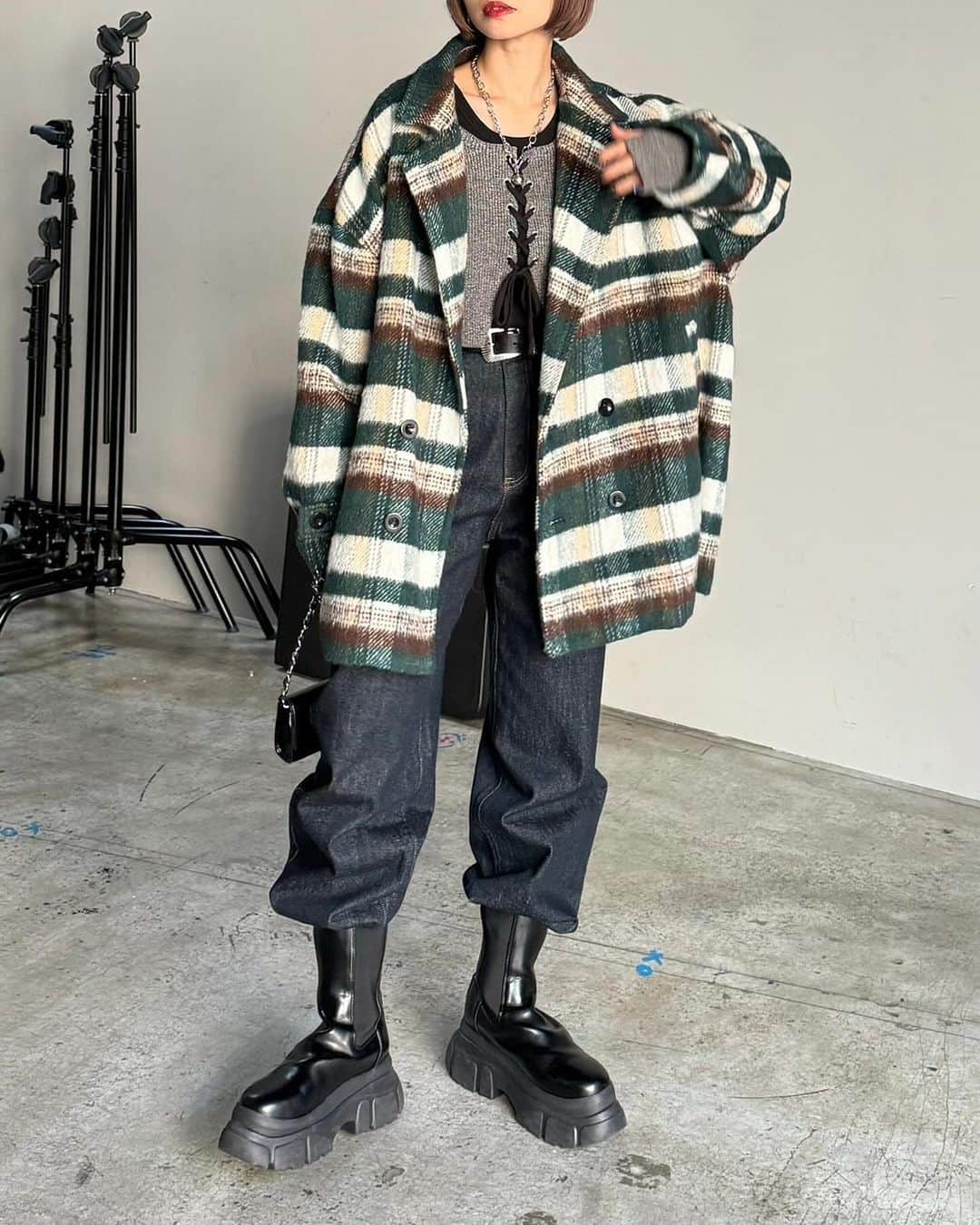 ページボーイさんのインスタグラム写真 - (ページボーイInstagram)「【 RECOMMEND ITEM 】  〈 シャギーブレザーコート 〉 ¥16,500(tax in)ㅤ black,greencheck,navy check/3color  ──────────────────ㅤ  今期トレンドのブレザーコートに 【チェック柄】×【シャギー】×【アンティークボタン】がポイントの 周りと差のつく冬の大本命アウター。  毛足が長めのシャギー素材に、 大きめチェック柄を合わせたモードなデザインに。 ブレザーコートらしいアンティークボタンを用いて アクセントになるよう仕上げました。  ネイビーチェックとグリーンチェックの2色と 合わせやすい無地ブラックの3色展開。 特にブラックはゴールドボタンが際立ち、よりモードな印象に。  程よく肩落ちのシルエットなので トップスのインは厚地のニットやスウェットで合わせてもごわつかずに着用可能。 ミドル丈のアウターなので どんなボトムとも相性抜群。  #シャギーブレザーコート_pb ㅤ #24SS_PAGEBOYㅤ #PAGEBOY #ページボーイ #モード系 #モード系ファッション #アウターコーデ #アウター #冬アウター #ミドル丈コート #ミドル丈 #チェック柄コーデ #チェック柄 #チェック柄アウター #チェックコート #シャギー #シャギーコート #ブレザー #ブレザーコート」12月12日 20時34分 - pageboy_pr