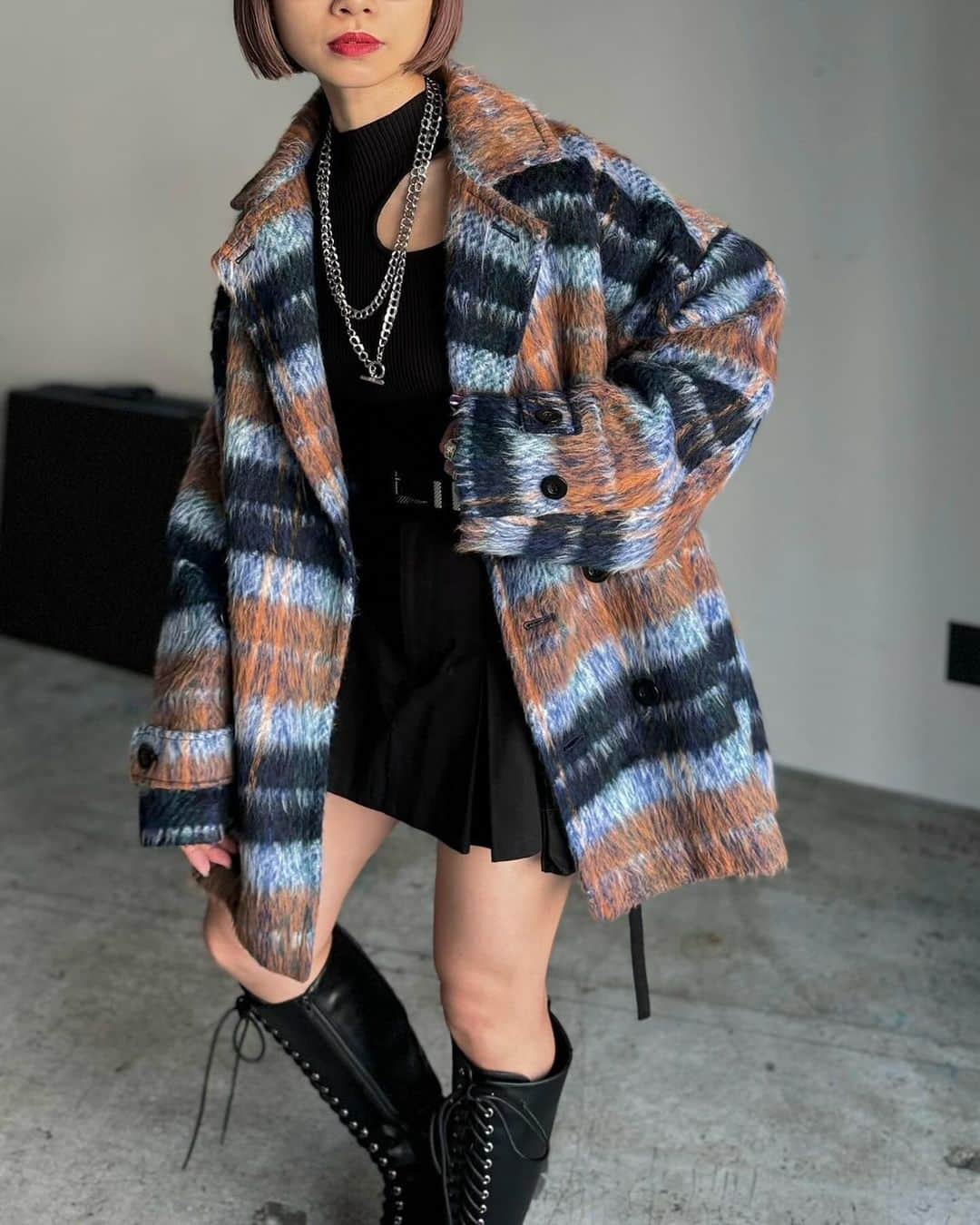 ページボーイさんのインスタグラム写真 - (ページボーイInstagram)「【 RECOMMEND ITEM 】  〈 シャギーブレザーコート 〉 ¥16,500(tax in)ㅤ black,greencheck,navy check/3color  ──────────────────ㅤ  今期トレンドのブレザーコートに 【チェック柄】×【シャギー】×【アンティークボタン】がポイントの 周りと差のつく冬の大本命アウター。  毛足が長めのシャギー素材に、 大きめチェック柄を合わせたモードなデザインに。 ブレザーコートらしいアンティークボタンを用いて アクセントになるよう仕上げました。  ネイビーチェックとグリーンチェックの2色と 合わせやすい無地ブラックの3色展開。 特にブラックはゴールドボタンが際立ち、よりモードな印象に。  程よく肩落ちのシルエットなので トップスのインは厚地のニットやスウェットで合わせてもごわつかずに着用可能。 ミドル丈のアウターなので どんなボトムとも相性抜群。  #シャギーブレザーコート_pb ㅤ #24SS_PAGEBOYㅤ #PAGEBOY #ページボーイ #モード系 #モード系ファッション #アウターコーデ #アウター #冬アウター #ミドル丈コート #ミドル丈 #チェック柄コーデ #チェック柄 #チェック柄アウター #チェックコート #シャギー #シャギーコート #ブレザー #ブレザーコート」12月12日 20時34分 - pageboy_pr