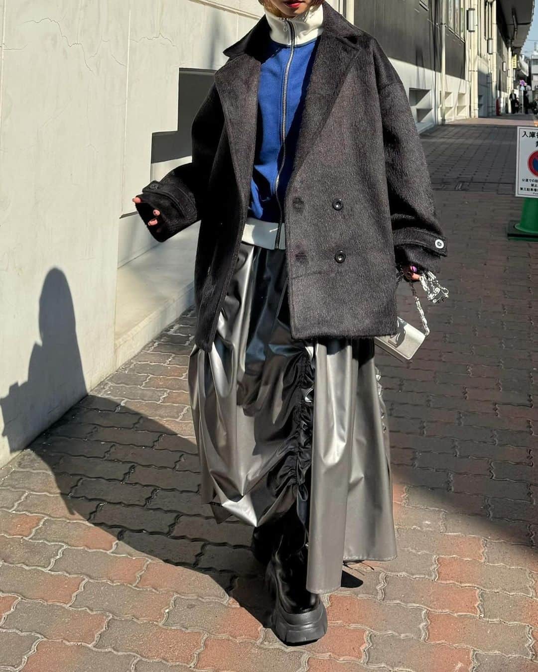ページボーイさんのインスタグラム写真 - (ページボーイInstagram)「【 RECOMMEND ITEM 】  〈 シャギーブレザーコート 〉 ¥16,500(tax in)ㅤ black,greencheck,navy check/3color  ──────────────────ㅤ  今期トレンドのブレザーコートに 【チェック柄】×【シャギー】×【アンティークボタン】がポイントの 周りと差のつく冬の大本命アウター。  毛足が長めのシャギー素材に、 大きめチェック柄を合わせたモードなデザインに。 ブレザーコートらしいアンティークボタンを用いて アクセントになるよう仕上げました。  ネイビーチェックとグリーンチェックの2色と 合わせやすい無地ブラックの3色展開。 特にブラックはゴールドボタンが際立ち、よりモードな印象に。  程よく肩落ちのシルエットなので トップスのインは厚地のニットやスウェットで合わせてもごわつかずに着用可能。 ミドル丈のアウターなので どんなボトムとも相性抜群。  #シャギーブレザーコート_pb ㅤ #24SS_PAGEBOYㅤ #PAGEBOY #ページボーイ #モード系 #モード系ファッション #アウターコーデ #アウター #冬アウター #ミドル丈コート #ミドル丈 #チェック柄コーデ #チェック柄 #チェック柄アウター #チェックコート #シャギー #シャギーコート #ブレザー #ブレザーコート」12月12日 20時34分 - pageboy_pr