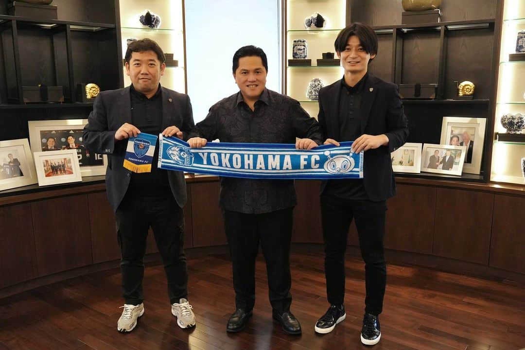 エリック・トヒルさんのインスタグラム写真 - (エリック・トヒルInstagram)「Senang sekali hari ini kedatangan teman-teman dari salah satu klub terbaik Jepang, Yokohama FC. Kami ingin belajar bagaimana bisa menciptakan klub yang bisa bersaing di level Asia dan menciptakan pemain-pemain kelas dunia seperti Shunsuke Nakamura yang pernah bermain di Eropa.  Sebelumnya, PSSI dan JFA juga sudah bekerja sama saat dua wasit asal Jepang memimpin pertandingan antara Persib Bandung melawan Persik Kediri, dan Persita Tangerang melawan Persikabo 1973.  Kita kawal terus transformasi sepak bola ini!」12月12日 20時36分 - erickthohir