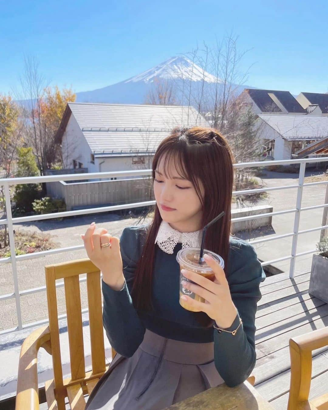 森みはるのインスタグラム：「テラス席でランチするのってなんかいいよね〜🍕  #河口湖#山梨#河口湖カフェ#河口湖グルメ#富士山#japan#mtfuji#kawaguchiko#japanesefood#japanesegirl#pizza#lunch」