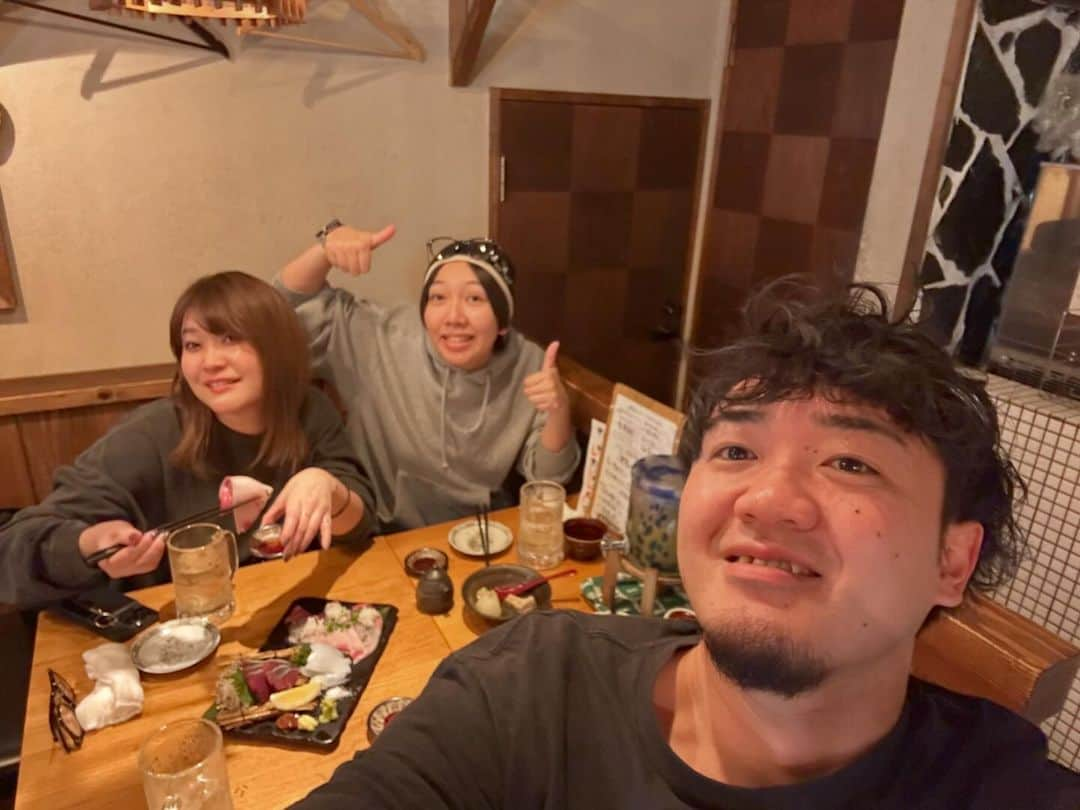 はるさんのインスタグラム写真 - (はるInstagram)「大好きな姉さん兄さんとご飯頂きました！！！ 全メニューうますぎうますぎとモリモリ食べさせてもらって 30分に1度くらい 「え？ここ東京ですよね？」と確認してまうくらい 大阪すぎました！！！！！！！！ 久しぶりにケツさんともご飯行かせてもらえて ほんまただただ楽しかったです！！！！！！ ブリのお造り天才すぎました、、、 ケツさんみきねぇご馳走様でした！！！！！」12月12日 20時44分 - elf_haru616