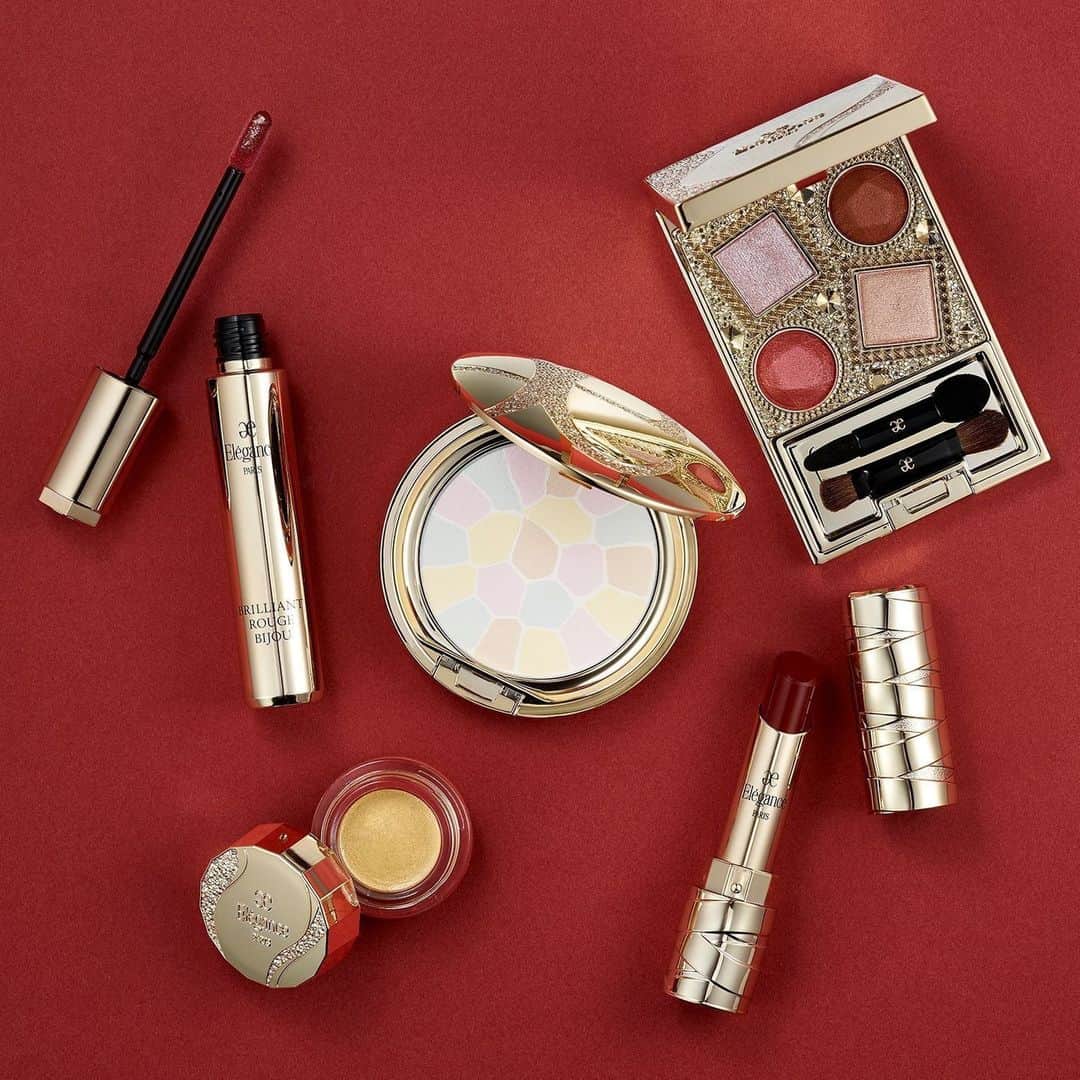 Elégance cosmeticsのインスタグラム：「【2023おすすめホリデーメイク】 ラ プードル オートニュアンス Ⅳを使った キラキラ輝きメイク✨  夜のおでかけにも映える、たっぷりのラメを纏って イルミネーションにも負けない輝きを♪ レッドとゴールドの組み合わせでホリデーらしいカラーチョイスもポイント◎  ■■■使用アイテム■■■ 【FACE POWDER 】⠀ ラ プードル オートニュアンス Ⅳ 11,000円(税込)  【EYE COLOR】 レヨン ジュレアイズ N 15 3,300円(税込)  ヌーヴェル アイズ 34 6,050円(税込)  【LIP】 ルージュ クラジュール 07 4.180円(税込)  ブリリアント ルージュ ビジュー 09 3,850円(税込)   ▼アイテムの詳細は公式サイトでチェック @elegance_cosmetics ------------------------------------------------------- #エレガンスコスメティックス #ラプードルオートニュアンス #レヨンジュレアイズN #ヌーヴェルアイズ #ルージュクラジュール #ブリリアントルージュビジュー #ホリデー #クリスマスメイク」