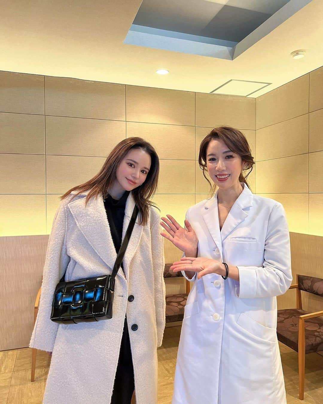 Rika Sasaki JPNのインスタグラム：「アンチエイジング対策👵🏻 きむら歯科のルカ先生に貴族フィラーを やってもらいました🤍 @kimurashika0109  @dr.ruka0412  貴族フィラーはほうれい線の起点になる 小鼻の付け根の横(鼻翼基部)の凹みに ヒアルロン酸を注入して改善する施術です👃🏼💉 ほうれい線はできてしまってからでは遅いので、 できる前に先手を打って予防しておくの大事🥹！  でもこの鼻翼基部は太い血管が通っていて危険と 言われているので(実際行ってるクリニックも少ない) 技術があって信頼できる先生じゃないとなぁと思って いたところで紹介されたルカ先生🥹🤍 口元専門美容のルカ先生だからこそできる 独自の技術で安心安全に確実な効果を 得られると思いおまかせしました🫶🏼 麻酔クリームを塗布して痛み軽減も してくれるし痛みに弱い私でも 全然大丈夫でした✌🏽 加齢で鼻翼基部の凹みが出てくると 老けて見えるし鼻も大きく見えちゃうので、 まじでやってよかったしかない😌✨ 貴族フィラーができるクリニックは 札幌でも数少ないので検討中の方に 全力でおすすめします🩷🩷🩷 そして！私のインスタ見たで施術料金から 5%OFFになります🤍🤍！ モニター割もありますよん🤍 ぜひご利用ください🫶🏼」
