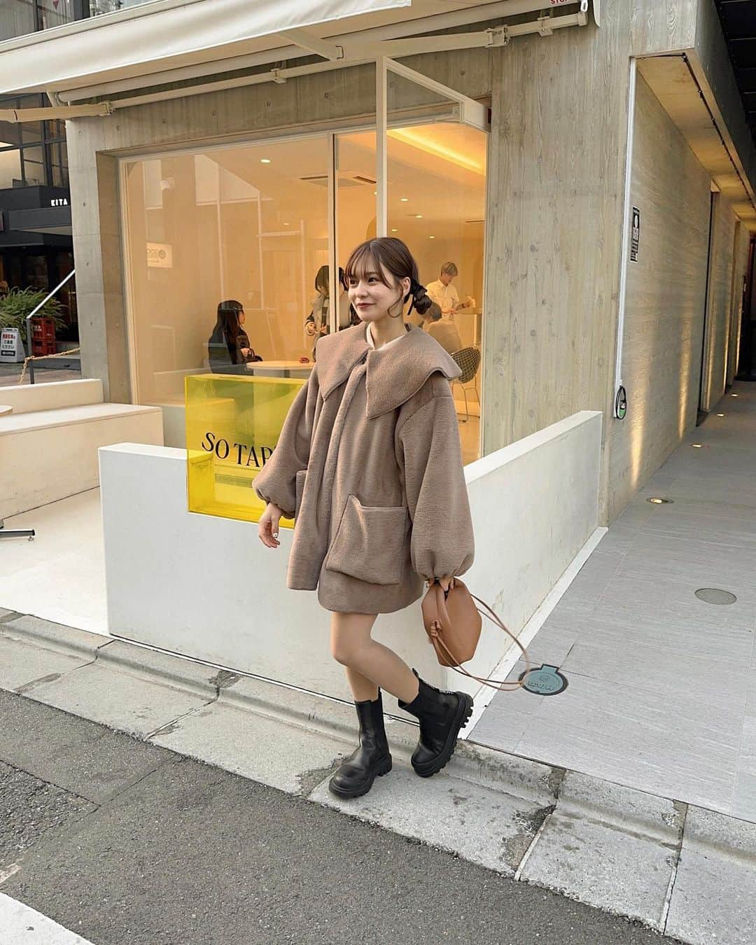 たかあしあかりさんのインスタグラム写真 - (たかあしあかりInstagram)「. 12/19に販売開始される @moitytto_ 襟付きファーコート  モカのカラーを着ています🧥  どちらも40着ほどしか無いので 当日はお早めにお買い求めください🥲  カフェで食べたケーキの写真は また載せます〜😊🍊  _________________________  12/19(火）お昼12時 襟付きファーコート moca/natural FREE size ¥11,880 tax in ⠀  ⠀  ⠀  #冬コーデ  #淡色コーデ #ベージュコーデ #淡色コーデ #低身長コーデ  #ベージュコーデ #ファーコート  #低身長ファッション  #zozotownで購入 #sotarte #表参道カフェ」12月12日 20時47分 - akari___0302