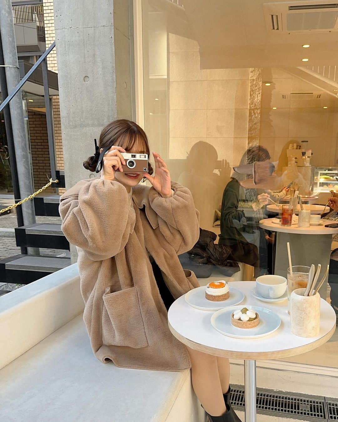 たかあしあかりさんのインスタグラム写真 - (たかあしあかりInstagram)「. 12/19に販売開始される @moitytto_ 襟付きファーコート  モカのカラーを着ています🧥  どちらも40着ほどしか無いので 当日はお早めにお買い求めください🥲  カフェで食べたケーキの写真は また載せます〜😊🍊  _________________________  12/19(火）お昼12時 襟付きファーコート moca/natural FREE size ¥11,880 tax in ⠀  ⠀  ⠀  #冬コーデ  #淡色コーデ #ベージュコーデ #淡色コーデ #低身長コーデ  #ベージュコーデ #ファーコート  #低身長ファッション  #zozotownで購入 #sotarte #表参道カフェ」12月12日 20時47分 - akari___0302