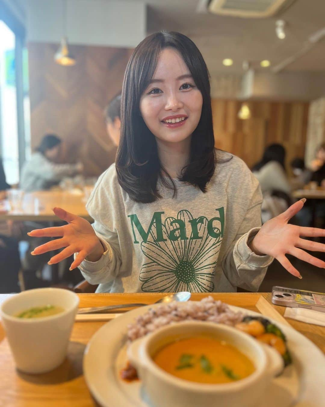 竹上萌奈さんのインスタグラム写真 - (竹上萌奈Instagram)「再び#冬カフェ ⁡ 仲良しAちゃんと♡ ⁡ 私の「#人間ドック #バリウム 奮闘記」を笑いながら聞いてくれて、少しあの辛さが報われた気がします…☺️ ⁡ あれは、経験者にしかわからない苦しみですね… ⁡ また一つ大人の階段を登りました ⁡ ⁡ #アナウンサー #休日 #よく働きよく遊ぶ」12月12日 20時47分 - takegami_moena