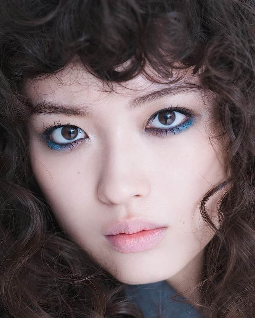 Kisshomaru S.のインスタグラム：「Mizuki Kayashima @mizukikayashima_official for @hanatsubakimag   Photography @kisshomaru Film @daikichi_kawazumi Hair KENICHI @kenichiforsenseofhumour Styling Yohko Kageyama @yohkokageyama Make up Sada Ito @sadaito @narscosmeticsjapan」