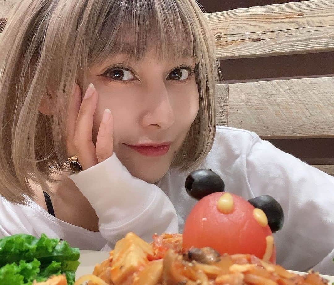 佐藤乃莉さんのインスタグラム写真 - (佐藤乃莉Instagram)「カメラのキタムラcmの時期ですね📸 気づいて貰えて嬉しい佐藤です💌✨  ちなみに、  この金髪はウィッグです。 やんちゃ感🤣🎉  #lunch#ミッキー#ディズニー#ウィッグ」12月12日 20時53分 - nori_sato_