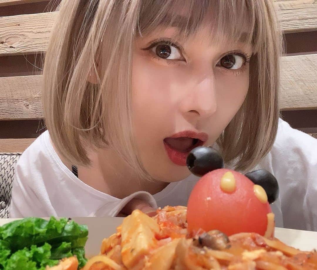 佐藤乃莉さんのインスタグラム写真 - (佐藤乃莉Instagram)「カメラのキタムラcmの時期ですね📸 気づいて貰えて嬉しい佐藤です💌✨  ちなみに、  この金髪はウィッグです。 やんちゃ感🤣🎉  #lunch#ミッキー#ディズニー#ウィッグ」12月12日 20時53分 - nori_sato_