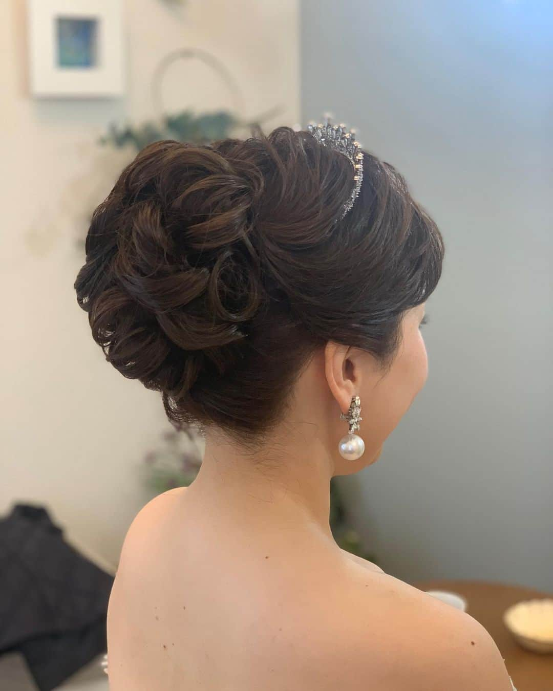 ウェディングヘアメイクルーチェのインスタグラム：「ロケーションフォト 　 ロングヘアを大人っぽく スタイリング✨  💄　@wedding_luce #ルーチェNaomi 📷　@ayako.bridalphotography 👗　@reginacloset027   #丸の内ロケ #ウェディング前撮り #オシャレ前撮り  ＊＊＊  ⭐️フォトウェディングをご検討の花嫁さまへ👰  お二人のイメージに合うヘアメイクはもちろん ステキなカメラマン、ドレス、ロケーションも 合わせてご提案しています  ロケーションフォトのことなら なんでもご相談ください✨  ロケフォトプランは アクセサリー💎、髪飾り、ブーケ💐 レンタルサービスになります。  和装、ドレス🆗 着物レンタル有 ドレス提携紹介可能 日本全国対応可能です😊  ステキなクリエーター、ロケーションで 最高なフォトウェディングをご提案します✨  ご相談はDMもしくは ルーチェ LINE 🆔 wedding_luce ご相談くださいね💓　  ＊＊＊  いつもご覧いただきありがとうございます😊 いいね＆コメント励みになっています💄 よかったらフォローよろしくお願いします。 @wedding_luce   ＊＊＊  #ヘアメイク #ブライダルヘアメイク  #出張ヘアメイク #ウェディング前撮り #大人婚 #大人花嫁 #横浜花嫁#東京花嫁」