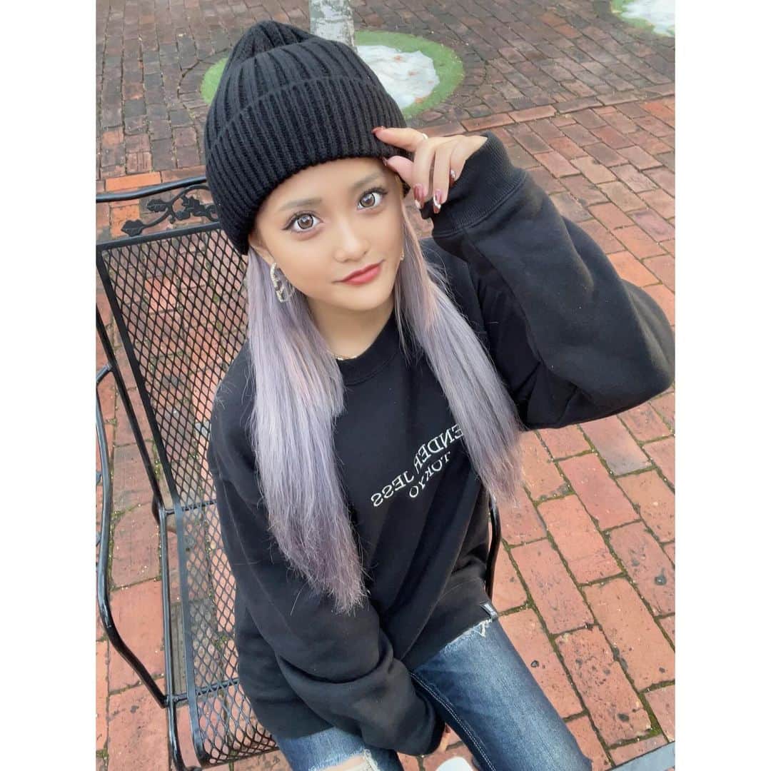 石垣千菜美のインスタグラム：「ニット帽ぎゃる🖤  今年はニット帽にハマってるかも🧐」