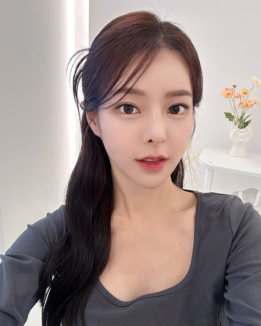 ダユンのインスタグラム：「생존신고-! 늘 스토리만 올리지만 잘 살구 있지요 다들 감기 조심하세요...🥶  그나저나 사람들이 시간이 갈수록 눈썹이 예뻐진다고...  문신이냐고 많이 물어보시는데 문신 맞아요!  근데 문신인데도 신기하게 시간이 지날수록 더 예뻐지더라구요  @lvn_brow 금손 원장님 늘 감사해요 💓  아!  그리고 우리 학생이라 못받았었던 울 다대기들!!  12월까지 수험생이벤트 하고 있더라구요?  개이득이니 언능 받고와유 🤍   그리고 여기 펌도 잘해... 12월은 크리스마스랑 연말이여서  다들 파티나 데이트 많이 할텐데 이뿌게 속눈썹 올리구 가유 ㅎㅎ 진짜 달라짐... 남모르게 이뻐짐..🎄☃️♥️   모두 다 이뻐지고 해피 연말 보내긔 !」