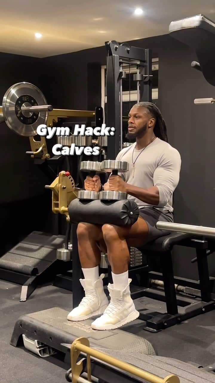 Ulissesworldのインスタグラム：「Training Tips 💡Gym Hack: Calves 🦵🏾  Whether your gym lacks the equipment or it’s so busy you don’t know what else ti do, GET CREATIVE 🔥 Here’s how;  🔧 Equipment Used: Laying Leg Curl Machine or Leg Extensions Machine  👣 What You’ll Need: Stepper/Elevated Platform  Transform your workout by bringing the padded foot support over the knee, creating a modified seated calf raise machine. 💪🏾   This ingenious move not only maximizes your calf gains but also offers a plethora of benefits:  ✅ Great for Beginners: Dive into calf training with ease.  ✅ Time-Efficient: Skip the gym chaos and make the most of your workout time.  ✅ Integrate Extra Weight: Elevate your gains by incorporating dumbbells.  ✅ Muscle Balance: Address imbalances with unilateral moves, isolating each calf muscle.  Seize the opportunity to sculpt those calves without the hassle of switching machines. Unleash your creativity, embrace the pump, and remember… don’t neglect those CALVES!  #ulissesworld #legday #gymhack」