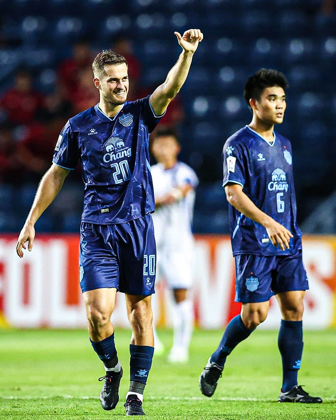 Goal Japanさんのインスタグラム写真 - (Goal JapanInstagram)「🔵 J2史上初！甲府が #ACL 決勝T進出！🔴 #長谷川元希 の先制点と #ピーターウタカ の2得点で、前半だけでブリーラム・ユナイテッドから3ゴールを奪った #ヴァンフォーレ甲府。 後半序盤に立て続けに失点するも、3-2で逃げ切り敵地で勝点3を奪取！グループHのもう一試合、メルボルン・シティ×浙江FCは1-1のドローで終了し、大会初出場の甲府が首位でグループステージを突破した。  #soccer #football #AFC #afcchampionslegue #meijiyasudaseimeijleague #jleague #ventforetkofu #ventforet #サッカー #フットボール #AFCチャンピオンズリーグ #明治安田生命Jリーグ #Jリーグ #ヴァンフォーレ #⚽」12月12日 21時00分 - goaljapan