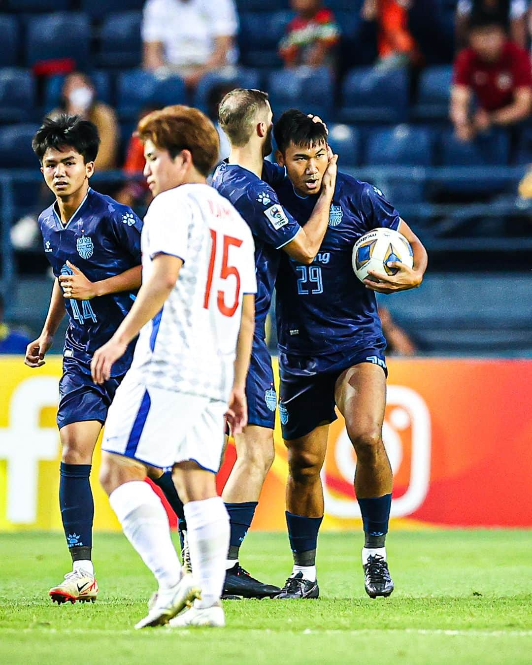 Goal Japanさんのインスタグラム写真 - (Goal JapanInstagram)「🔵 J2史上初！甲府が #ACL 決勝T進出！🔴 #長谷川元希 の先制点と #ピーターウタカ の2得点で、前半だけでブリーラム・ユナイテッドから3ゴールを奪った #ヴァンフォーレ甲府。 後半序盤に立て続けに失点するも、3-2で逃げ切り敵地で勝点3を奪取！グループHのもう一試合、メルボルン・シティ×浙江FCは1-1のドローで終了し、大会初出場の甲府が首位でグループステージを突破した。  #soccer #football #AFC #afcchampionslegue #meijiyasudaseimeijleague #jleague #ventforetkofu #ventforet #サッカー #フットボール #AFCチャンピオンズリーグ #明治安田生命Jリーグ #Jリーグ #ヴァンフォーレ #⚽」12月12日 21時00分 - goaljapan