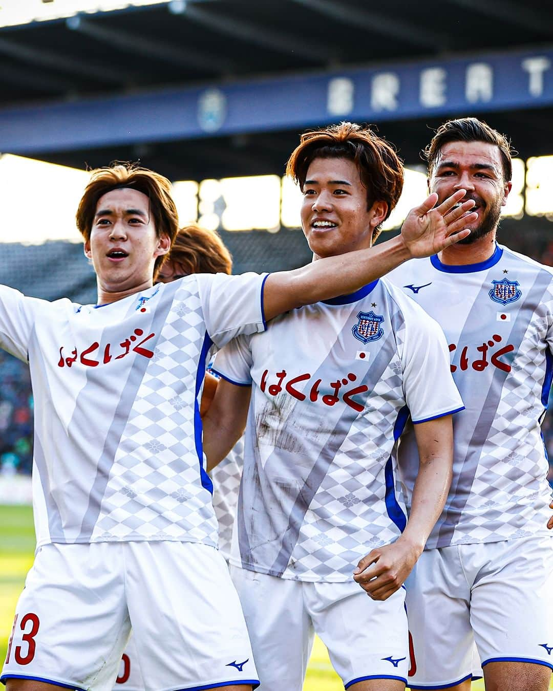 Goal Japanのインスタグラム：「🔵 J2史上初！甲府が #ACL 決勝T進出！🔴 #長谷川元希 の先制点と #ピーターウタカ の2得点で、前半だけでブリーラム・ユナイテッドから3ゴールを奪った #ヴァンフォーレ甲府。 後半序盤に立て続けに失点するも、3-2で逃げ切り敵地で勝点3を奪取！グループHのもう一試合、メルボルン・シティ×浙江FCは1-1のドローで終了し、大会初出場の甲府が首位でグループステージを突破した。  #soccer #football #AFC #afcchampionslegue #meijiyasudaseimeijleague #jleague #ventforetkofu #ventforet #サッカー #フットボール #AFCチャンピオンズリーグ #明治安田生命Jリーグ #Jリーグ #ヴァンフォーレ #⚽」