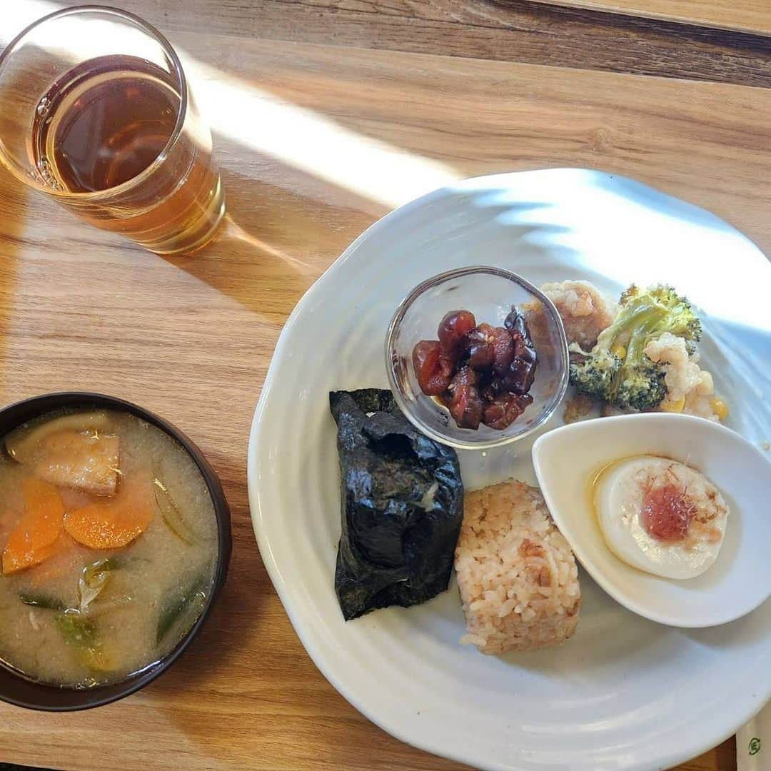 さが農村のインスタグラム：「オプティムカフェでランチ🍙  佐賀大学構内にある「オプティムカフェ」のランチをいただきました。  大学内にあるひときわお洒落なオプティムビルの1階のカフェ☕ この日の日替わりランチは、佐賀市川副町の（株）イケマコのお米「夢しずく」のおにぎり定食をいただきました。 おにぎり2種類のワンプレートに温かい豚汁付き！ イケマコの二条大麦麦茶も香ばしくてとてもおいしかったです♪  カフェ内で販売されている「黒豆グラッセ」もやめられない止まらないおいしさでした！  オプティムカフェ 営業時間：11時～15時　土日祝休み ※営業時間外のご対応は応相談 佐賀大学内オプティムクォータービル１F TEL : 080-9144-2223  HP　https://www.optimcafe.com/menu/　 instagram　＠optim_cafe  #佐賀 #さが #saga #オプティムカフェ #佐賀大学 #イケマコ #不知火 #もち米甘酒 #佐賀カフェ #佐賀ランチ #さが農村ひろば #夢しずく #黒豆グラッセ」