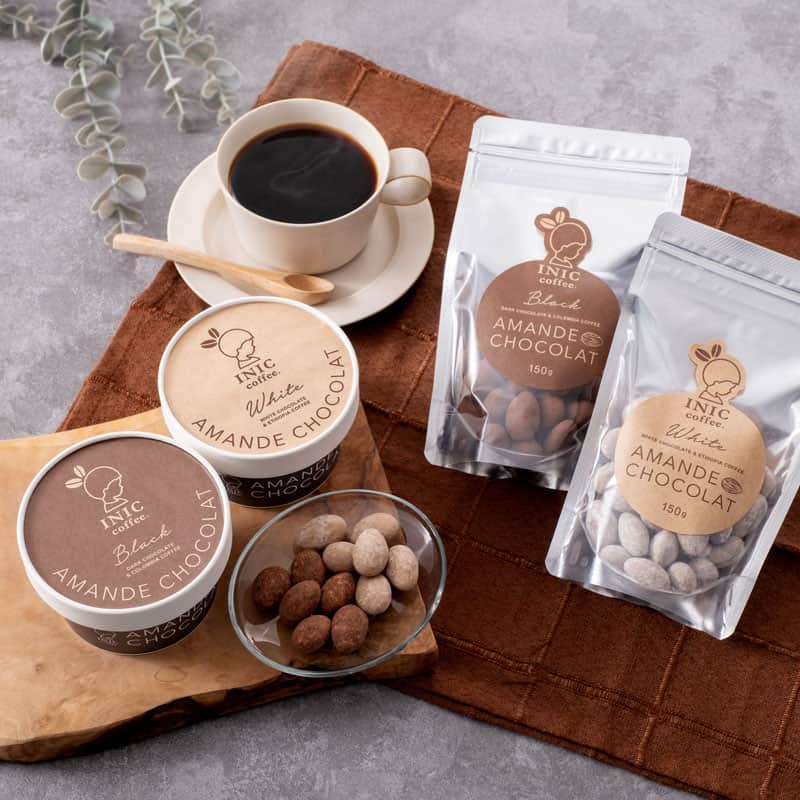 INIC coffeeさんのインスタグラム写真 - (INIC coffeeInstagram)「【たっぷり嬉しい大容量☕コーヒーアマンドショコラ150g （ホワイト・ブラック）】  先日ご紹介した＜コーヒーアマンドショコラ＞の大容量サイズです！ お客様のお声から生まれた、チャック付きの保存袋に入った大容量バージョン。 ひと口食べるともうひと口・・・と手が止まらなくなる美味しさです♡  そのままはもちろん、コーヒーのおともにもピッタリ。 香ばしいアーモンドとコーヒーを混ぜ込んだチョコレートの組み合わせが絶妙なんです！  ホワイトは、キャラメリゼしたローストアーモンドをホワイトチョコで包んだまろやかな甘み。 ブラックは、深く香ばしくローストしたアーモンドをビターチョコで包みました。大人の味わいです。  どちらも全く異なる味わいなので、食べ比べてみても楽しいですよ♪  #iniccoffee #イニックコーヒー #コーヒーのある暮らし #コーヒーのある生活  #コーヒー好き  #コーヒーブレイク #アマンドショコラ #アーモンドチョコレート #チョコレート菓子 #新発売 #秋冬限定 #キャラメリゼ #コーヒーのおとも #お茶菓子」12月12日 21時00分 - iniccoffee