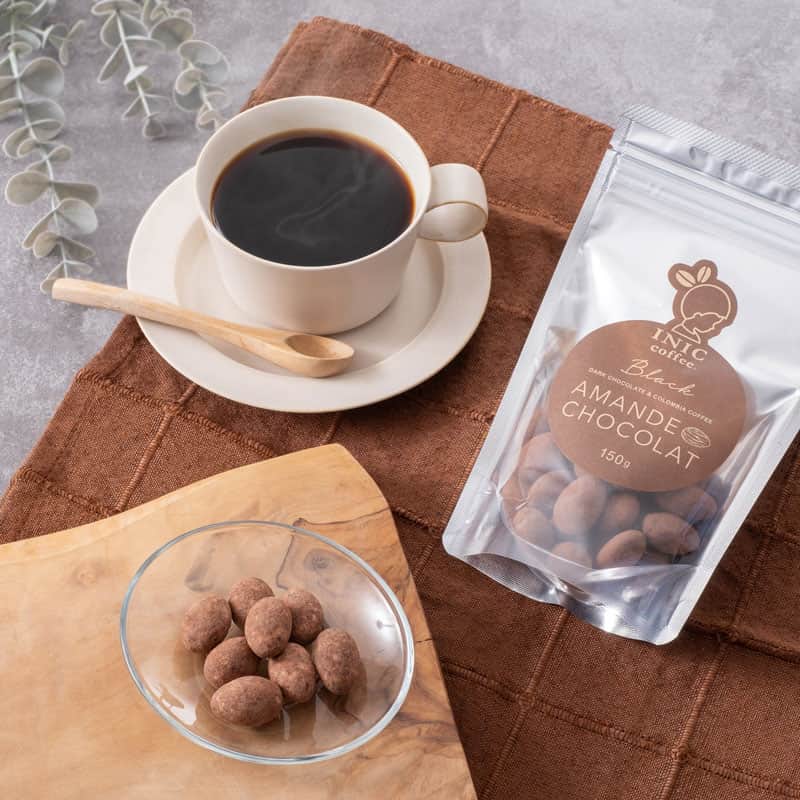 INIC coffeeさんのインスタグラム写真 - (INIC coffeeInstagram)「【たっぷり嬉しい大容量☕コーヒーアマンドショコラ150g （ホワイト・ブラック）】  先日ご紹介した＜コーヒーアマンドショコラ＞の大容量サイズです！ お客様のお声から生まれた、チャック付きの保存袋に入った大容量バージョン。 ひと口食べるともうひと口・・・と手が止まらなくなる美味しさです♡  そのままはもちろん、コーヒーのおともにもピッタリ。 香ばしいアーモンドとコーヒーを混ぜ込んだチョコレートの組み合わせが絶妙なんです！  ホワイトは、キャラメリゼしたローストアーモンドをホワイトチョコで包んだまろやかな甘み。 ブラックは、深く香ばしくローストしたアーモンドをビターチョコで包みました。大人の味わいです。  どちらも全く異なる味わいなので、食べ比べてみても楽しいですよ♪  #iniccoffee #イニックコーヒー #コーヒーのある暮らし #コーヒーのある生活  #コーヒー好き  #コーヒーブレイク #アマンドショコラ #アーモンドチョコレート #チョコレート菓子 #新発売 #秋冬限定 #キャラメリゼ #コーヒーのおとも #お茶菓子」12月12日 21時00分 - iniccoffee