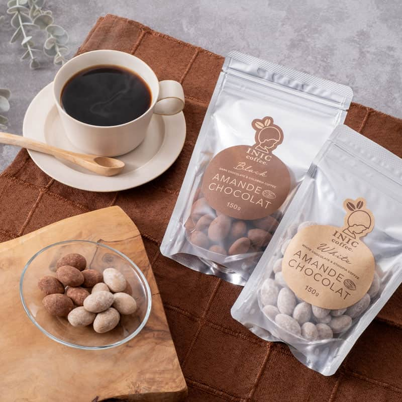 INIC coffeeのインスタグラム：「【たっぷり嬉しい大容量☕コーヒーアマンドショコラ150g （ホワイト・ブラック）】  先日ご紹介した＜コーヒーアマンドショコラ＞の大容量サイズです！ お客様のお声から生まれた、チャック付きの保存袋に入った大容量バージョン。 ひと口食べるともうひと口・・・と手が止まらなくなる美味しさです♡  そのままはもちろん、コーヒーのおともにもピッタリ。 香ばしいアーモンドとコーヒーを混ぜ込んだチョコレートの組み合わせが絶妙なんです！  ホワイトは、キャラメリゼしたローストアーモンドをホワイトチョコで包んだまろやかな甘み。 ブラックは、深く香ばしくローストしたアーモンドをビターチョコで包みました。大人の味わいです。  どちらも全く異なる味わいなので、食べ比べてみても楽しいですよ♪  #iniccoffee #イニックコーヒー #コーヒーのある暮らし #コーヒーのある生活  #コーヒー好き  #コーヒーブレイク #アマンドショコラ #アーモンドチョコレート #チョコレート菓子 #新発売 #秋冬限定 #キャラメリゼ #コーヒーのおとも #お茶菓子」