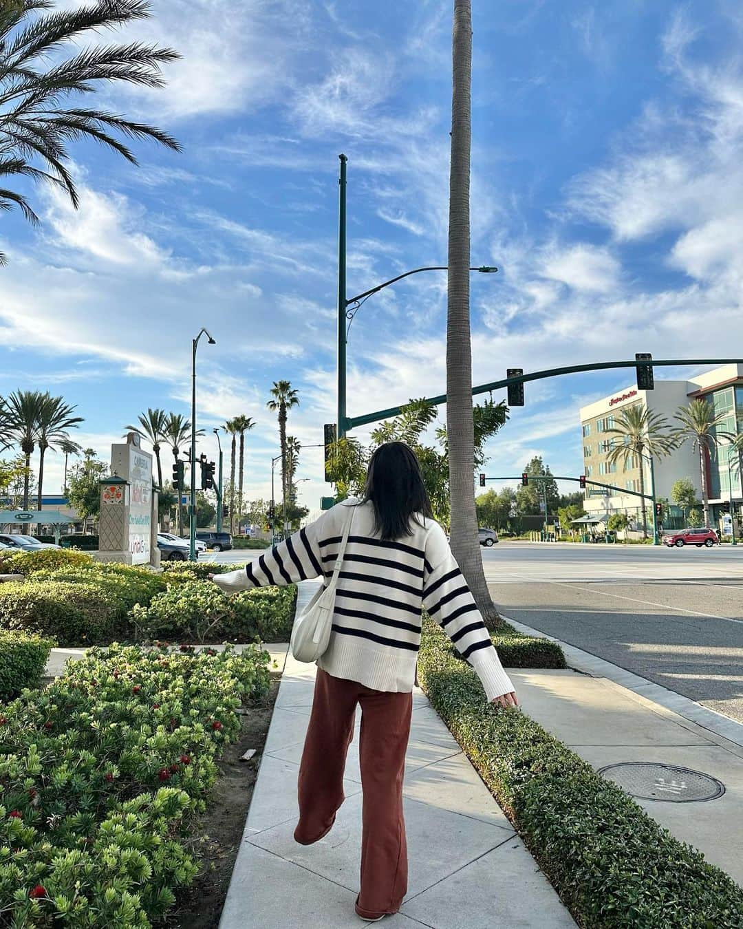 かほこ。さんのインスタグラム写真 - (かほこ。Instagram)「ㅤㅤㅤㅤㅤㅤㅤㅤㅤㅤㅤㅤㅤ ㅤㅤㅤㅤㅤㅤㅤㅤㅤㅤㅤㅤㅤ knit & sneakers : #zara inner : #freaksstore bottom : #cos bag : #folnua ㅤㅤㅤㅤㅤㅤㅤㅤㅤㅤㅤㅤㅤ 今日、WEARに載せたコーデ投稿しようと思ってたけど、 バランス的に微妙だったのでアメリカ最終日の空港ファッションを✈️ ㅤㅤㅤㅤㅤㅤㅤㅤㅤㅤㅤㅤㅤ 11時間？のフライトなので、スウェットパンツが楽🫶🏻✨ 到着時の東京が寒いとのことだったのでニットの下にはハイネックのインナーを。 ㅤㅤㅤㅤㅤㅤㅤㅤㅤㅤㅤㅤㅤ 外の写真はホテルで朝食後カメラを持ってブラブラした時のですが、お天気が最高だった〜☀︎ ㅤㅤㅤㅤㅤㅤㅤㅤㅤㅤㅤㅤㅤ もう早くまたカリフォルニアいきたい😭✨✨ ㅤㅤㅤㅤㅤㅤㅤㅤㅤㅤㅤㅤㅤ #kaho_fashion」12月12日 21時06分 - xxokohakxx