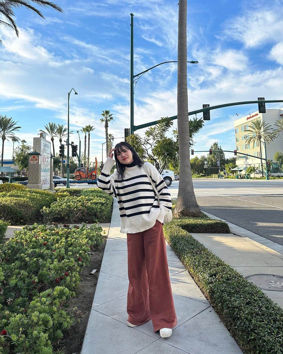 かほこ。のインスタグラム：「ㅤㅤㅤㅤㅤㅤㅤㅤㅤㅤㅤㅤㅤ ㅤㅤㅤㅤㅤㅤㅤㅤㅤㅤㅤㅤㅤ knit & sneakers : #zara inner : #freaksstore bottom : #cos bag : #folnua ㅤㅤㅤㅤㅤㅤㅤㅤㅤㅤㅤㅤㅤ 今日、WEARに載せたコーデ投稿しようと思ってたけど、 バランス的に微妙だったのでアメリカ最終日の空港ファッションを✈️ ㅤㅤㅤㅤㅤㅤㅤㅤㅤㅤㅤㅤㅤ 11時間？のフライトなので、スウェットパンツが楽🫶🏻✨ 到着時の東京が寒いとのことだったのでニットの下にはハイネックのインナーを。 ㅤㅤㅤㅤㅤㅤㅤㅤㅤㅤㅤㅤㅤ 外の写真はホテルで朝食後カメラを持ってブラブラした時のですが、お天気が最高だった〜☀︎ ㅤㅤㅤㅤㅤㅤㅤㅤㅤㅤㅤㅤㅤ もう早くまたカリフォルニアいきたい😭✨✨ ㅤㅤㅤㅤㅤㅤㅤㅤㅤㅤㅤㅤㅤ #kaho_fashion」