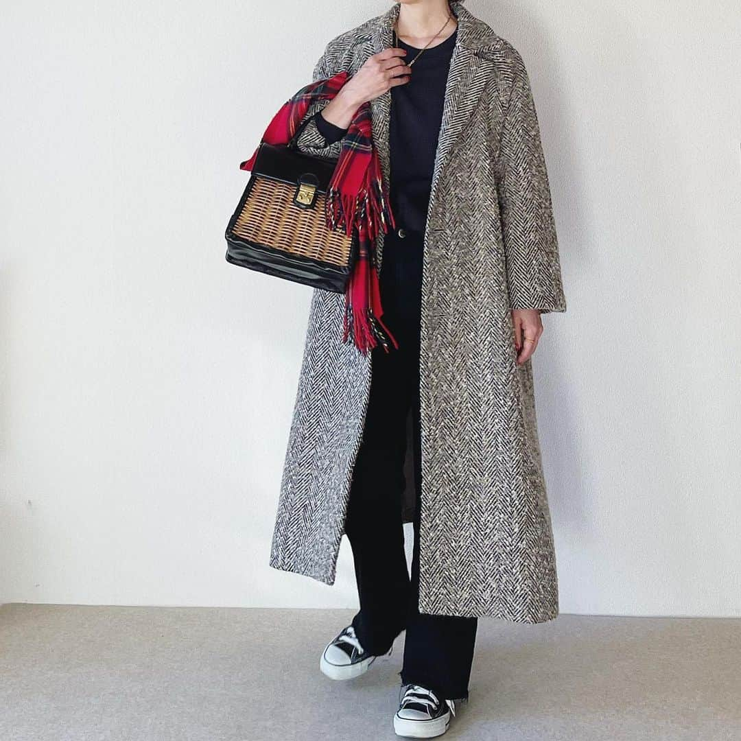 canariaのインスタグラム：「_  赤のチェックマフラーをさし色に  tops #zara denim #zara coat #canaria_style bag #ebagos shoes #converse  necklace #zara  #アラフィフファッション #50代ファッション #デニムコーデ #canariacoordinates」