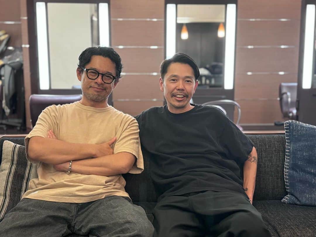 青木大輔のインスタグラム：「同世代で、同じくらいの子供がいて お互い忙しくて時間つくれてないけど カットに来てくれた時は たわいもない話しで盛り上がれる  西山徹クン  僕が普段着ている服の殆どがテツ君のブランド 着たくなるし着心地もいいし 同世代だからこそ分かる 自分達が若い時着てた服の感じ それでいて最新のつくりにアップデートされてる 丁寧に拘っているのが分かる  他の人からそういうコトを感じた時 自分達の仕事にもっていつも思うんだよね 丁寧に拘ってつくったデザインは 絶対喜んでもらえるし評価されるって そこがデザインは面白い！  テツ君、また2人でメシ行こう！」