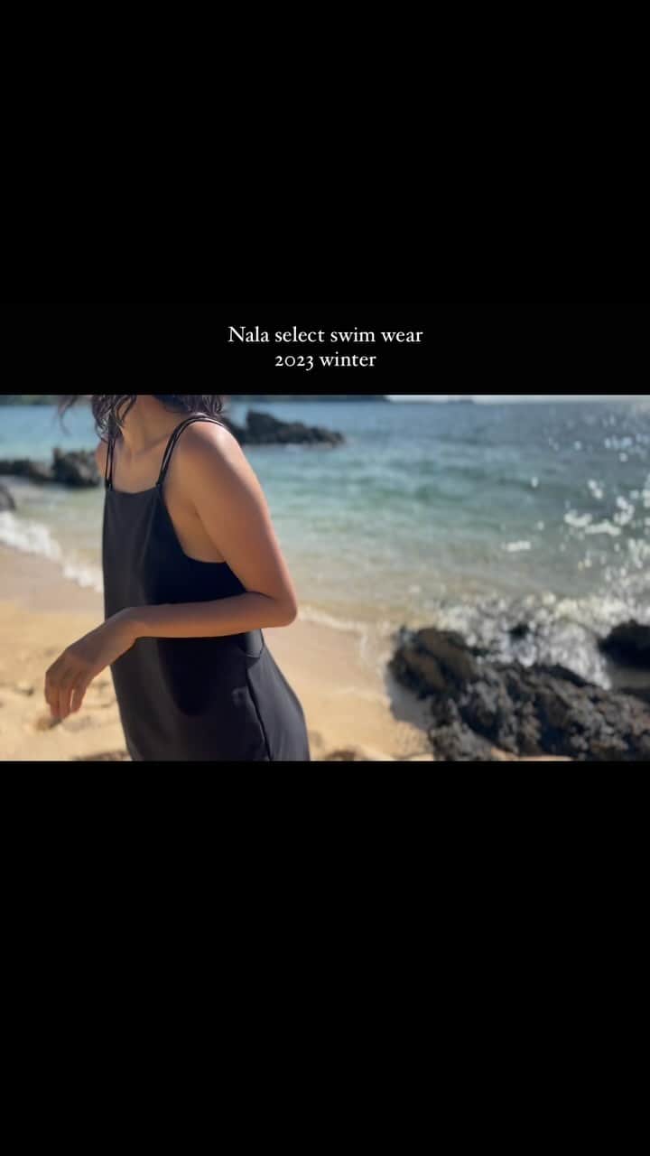 安藤沙耶香のインスタグラム：「夏本番じゃなくたって 海外に住んでいた時にはいつでも欲しかったスイムウェア  年末年始や春休み、GWの旅行に着て行きたいと リスエストも何度かいただいていたので （‥というのもNalaはGW明けまでいつもスイムを出さないからだと思う😂）  今年は真冬のこの時期に わたしたちがセレクトした　@nala_jp のアイテムを ほんの少しずつ販売することにしました  数あるアイテムの中から厳選するのが難しすぎたので 「とにかくコーデを組まなくていいアイテムに絞る！」 と相方と決めて7型をセレクトしてみました  使いたいシーンさえ決まっていれば どのアイテムをどんなふうに組み合わせてもキマる そんなアイテムたち （詳しくはNalaのInstagramを見てね☺️）  来季の販売がないものもあるので 来夏用にgetするのもよし  年末年始や春休み、GWなんかの旅行用にgetするのもよし👙  お好きなアイテムと旅に出ていただけたら嬉しいです✈️！  #nala #nala_jp #swimwear」