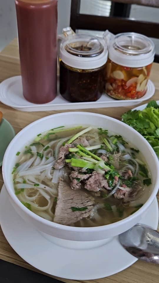 安藤ミレイのインスタグラム：「Craving for Vietnamese food?  📍 @paocafe.174   フォー好き🫶💕 マニラにはベトナム料理屋さんが結構あるよ✨  #ベトナム料理 #フォー #pho #vietnamesefood #フィリピン生活 #マニラ生活 #foodieph #foodie #manilaeats #マカティ」