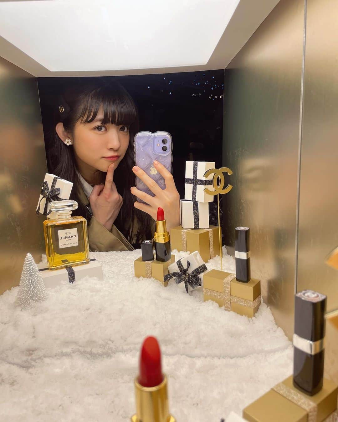 新井ひとみのインスタグラム：「気になってた、#chanelwonderland  べーさんが誘ってくれて一緒に行ってきたよ♪  クリスマス枕元にCHANELのプレゼントがあったら....♪ な〜んて問いかけられて頬が緩んでしまいました☺️  Q&Aによって鍵の大きさが違くて、鍵を開ければプレゼントが🎁😆 そんなワクワクする空間を抜ければ、香りと色鮮やかで手元に置いて見たくなるコスメたち♡  トキメク時間であっという間でしたぁ♪ｷｭﾝ///  ✴︎Hitomin＝ひと民✴︎  #シャネル　#シャネルコスメ #シャネルホリデー　#シャネルホリデースペシャルイベント #ホリデー　#コスメ　#ホリデーコレクション2023 #特別イベント　#原宿　#ポップアップ　#ポップアップイベント #フレグランス　#香水　#明治神宮前　#chanel #chanelmakeup #chanelbeauty #chanewonderland #東京女子流　#女子流　#女子流Zepp #新井ひとみ　#98 #98년생」