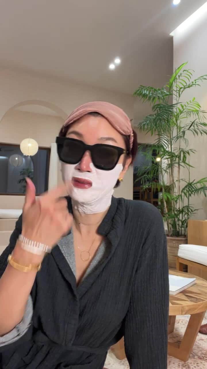 ピョン･ジョンスのインスタグラム：「제주도착!! 닭발은 -제주할매닭발 🐔 인간리프팅-윤정수😉 내일오전 선채향에서 만나면-전복죽 쏨😹 ㅋㅋㅋㅋ  저 이렇게 새로운데 가면 에너지 얻어용 서로 주고 받읍시다 !!!!💨」