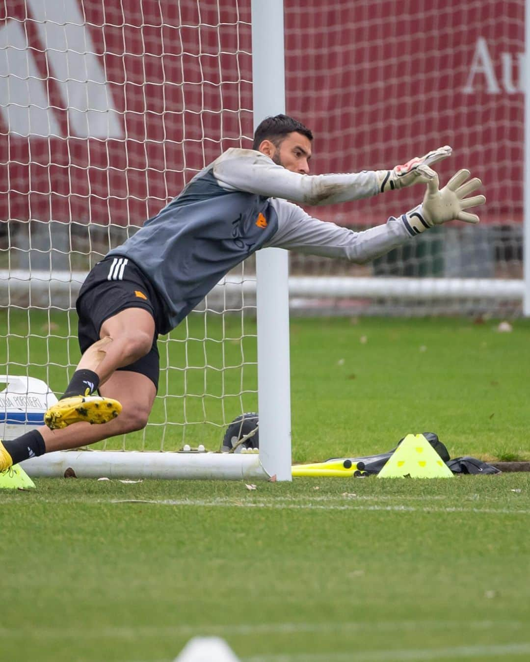 ASローマさんのインスタグラム写真 - (ASローマInstagram)「Snaps from training! 📸  #ASRoma」12月12日 21時21分 - officialasroma