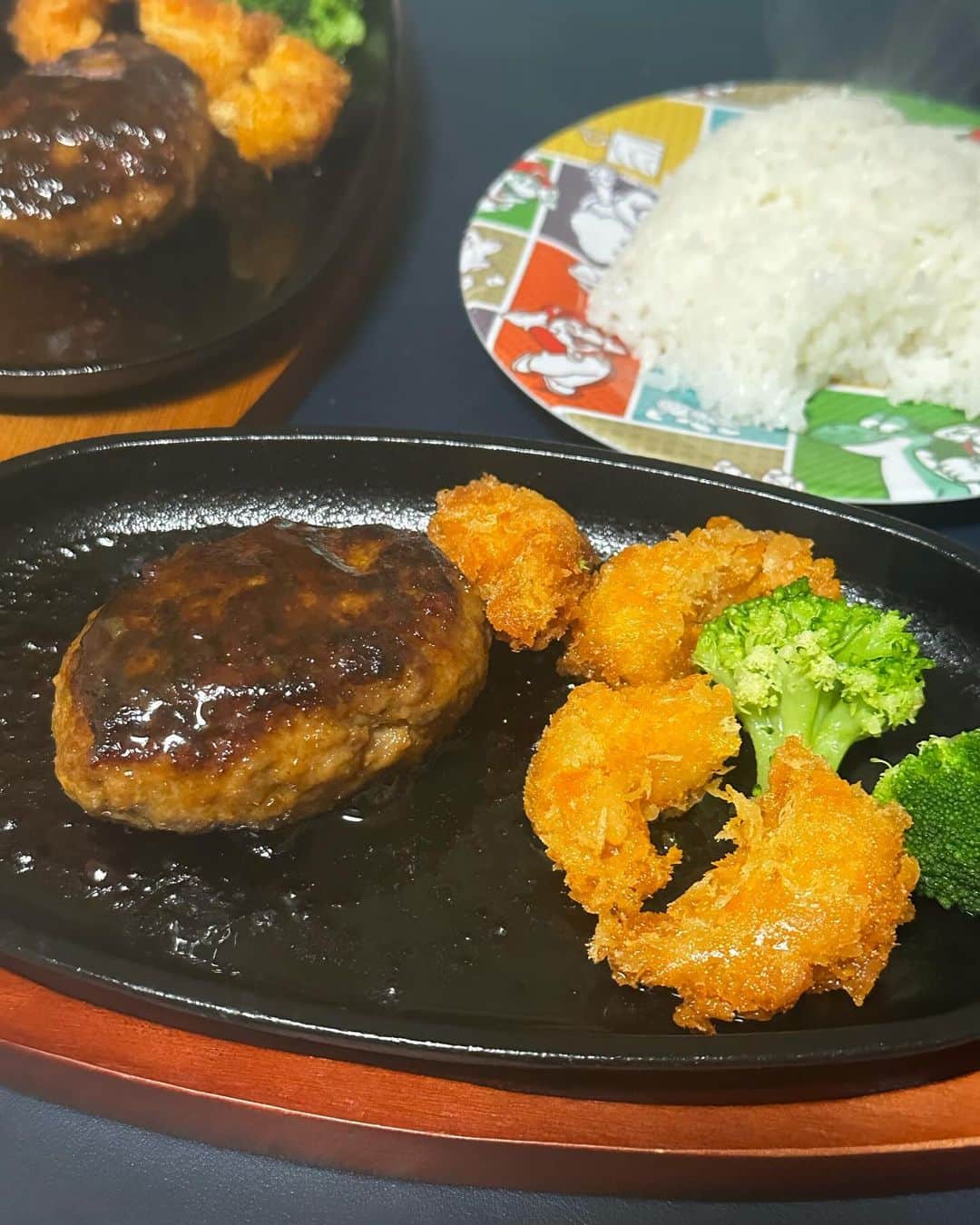 ハチミツ二郎さんのインスタグラム写真 - (ハチミツ二郎Instagram)「晩ごはん ステーキ皿に乗せるだけで「レストランみたーい！」と娘(11才)は大喜び。 オレは形から入るタイプだからステーキ皿にオレも大喜び。」12月12日 21時24分 - jirohachimitsu