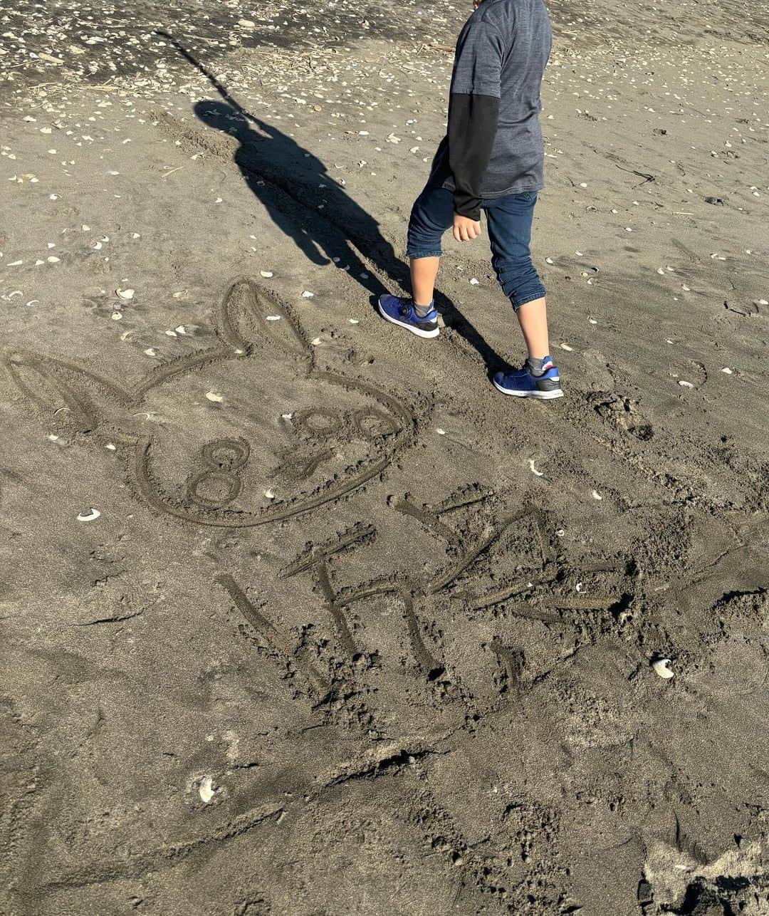 戸北美月さんのインスタグラム写真 - (戸北美月Instagram)「. 先日、素敵な思い出ができたので お写真と一緒にシェアさせてください🤳  海にパラグライダーに行った時、 親御さんの付き添いで来ていた 小さなの男の子がいて👦🏻🌊  お話していたらピカチュウが好きと言っていたので 砂浜にイラストを描いたら、 とっても喜んで「1万点！」と 書いてくれました💮（褒め上手すぎる）  しかも、誰かに踏まれないように 貝殻でデコレーションしたいと言ってくれたので、 一緒に貝殻を探して並べてとっても可愛い作品が 出来上がったんです🐚🤍  その後も一緒に砂浜に絵や文字を書いたり お気に入りの貝殻を探したりして遊んでいました。 無邪気で可愛くて、本当に癒されて 幸せな気持ちになりました…☺️ また会えたらいいな💭」12月12日 21時23分 - mizuki_tokita