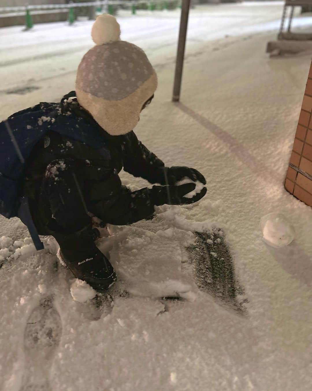 HBC北海道放送アナウンス部のインスタグラム：「室谷香菜子です！ @hbc_muroyakanako   今日の雪は湿っていて、雪だるま作りには最適⛄️🤍 雪を見てはしゃぐ子供の顔は 疲れた1日の終わりに最高のご褒美です。」