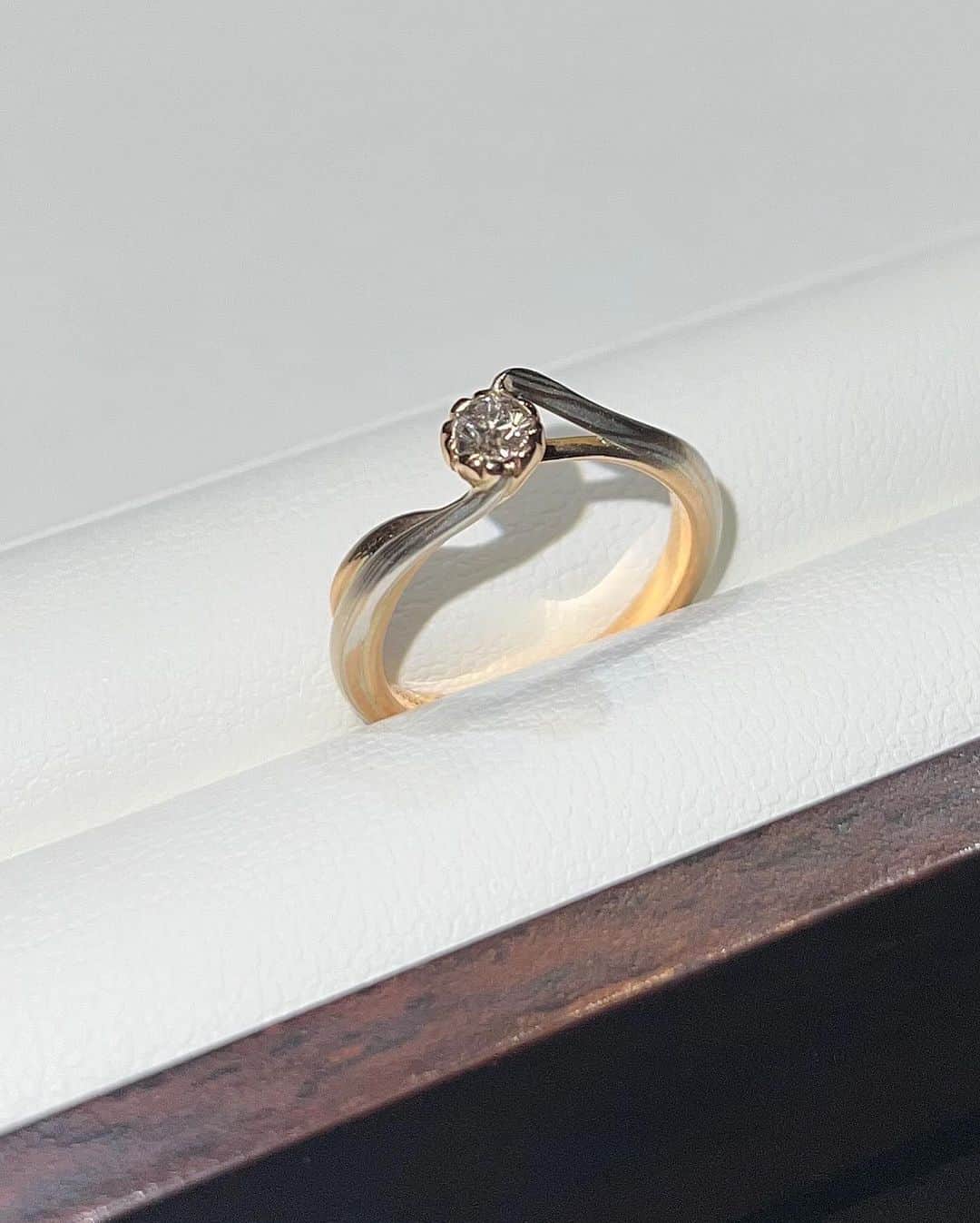 池田るりさんのインスタグラム写真 - (池田るりInstagram)「. 銀座の杢目金屋（もくめがねや）さん @mokumeganeya へ✨ 杢目金屋さんは400年の日本の伝統技術で作られる婚約指輪、結婚指輪のオーダーメイド専門店💍  様々な色の違う貴金属を重ね合わせ接合することで自然の木目のような模様が生み出され、選ぶ金属の色や合わせ方の違いにより世界にたったひとつだけのこだわり溢れるリングが生まれるんだそう✨  杢目金屋さんならではのサービスで特に素敵！と思ったのが、繋がった1つの指輪を2人の手で分かち合うことによって、1つの結婚指輪を作ることができる「分かち合い」の儀式✨   ふたりでひとつのリングを分かち合う体験を通して生まれる「つながるカタチ」は結婚指輪として名誉ある「グッドデザイン賞2015」を受賞しているんだそう💕 つながっていた指輪の痕跡がデザインとなり、「世界に一つの対の証」なんてすてきすぎますよね🥺  そして、職人さんの技術で87面体にカットされていてまるで桜のような「さくらダイヤモンド」は繊細な輝きが本当に美しかった、、✨  日本製にこだわった「ものづくり」をおこなっている杢目金屋さん。 スタッフの方もとてもわかりやすく丁寧にご説明やご提案をしてくださるし、婚約指輪や結婚指輪をお考えの方はぜひお店に足を運んでみてくださいね✨ . . . .  #杢目金屋 #ブライダルリング #婚約指輪 #結婚指輪 #pr #エンゲージリング」12月12日 21時27分 - ruri_ikeda