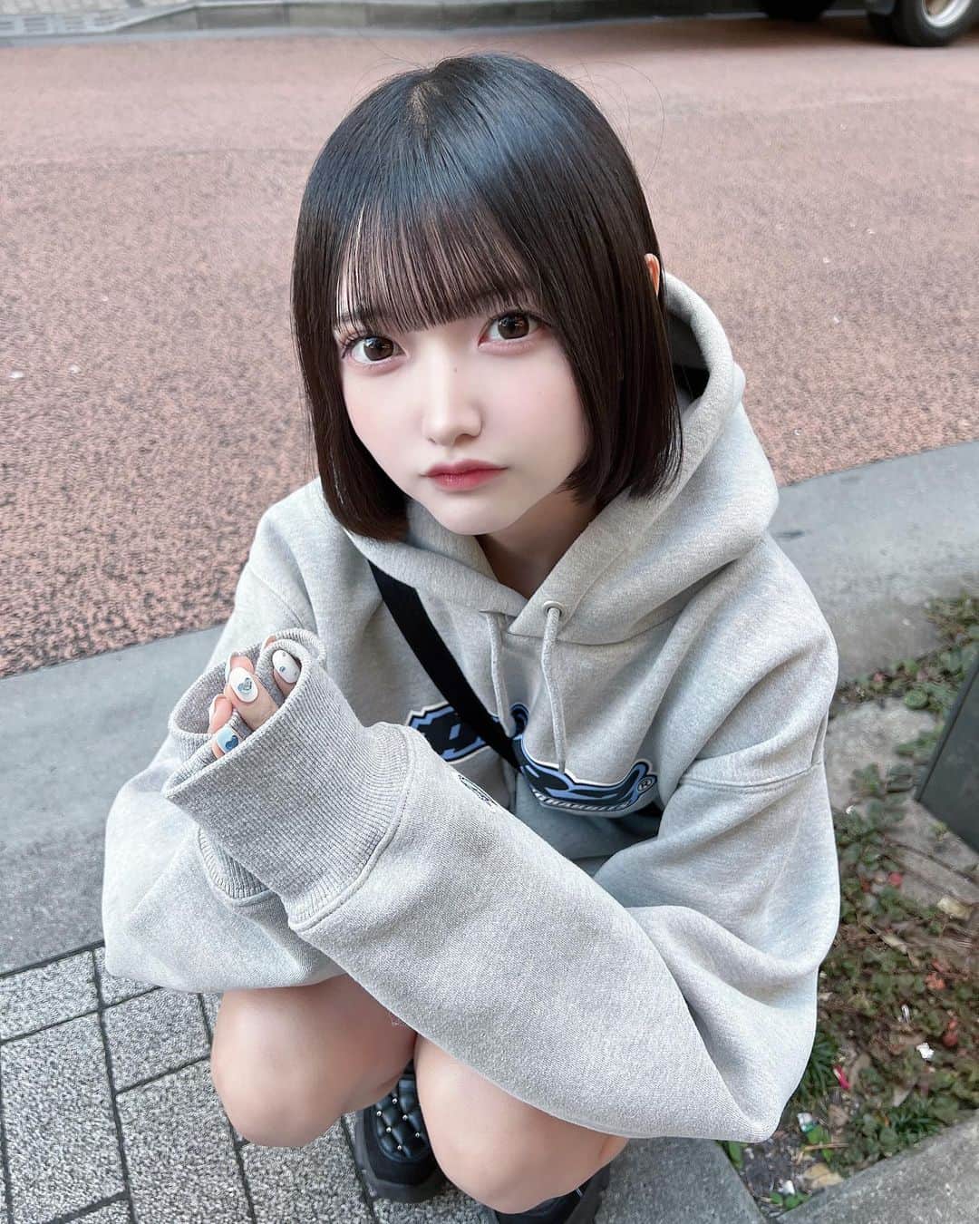 森下かのんさんのインスタグラム写真 - (森下かのんInstagram)「. パーカー女子好きですか？  ・ ・ ・   #黒髪ボブ  #黒髪  #黒髪ショート  #黒髪女子  #色素薄い系メイク  #色素薄い系 #fr2 #ジャージコーデ  #被写体  #被写体モデル  #モノトーン  #モノトーンコーデ  #白黒コーデ  #カジュアル  #カジュアルコーデ  #韓国ファッション  #ストリートファッション  #tシャツコーデ #ストリート系女子 #ストリートコーデ  #パーカーコーデ  #パーカー女子 #自撮り界隈  #自撮り女子 #いいね返し #오오티디 #followme」12月12日 21時27分 - kanon_nagase